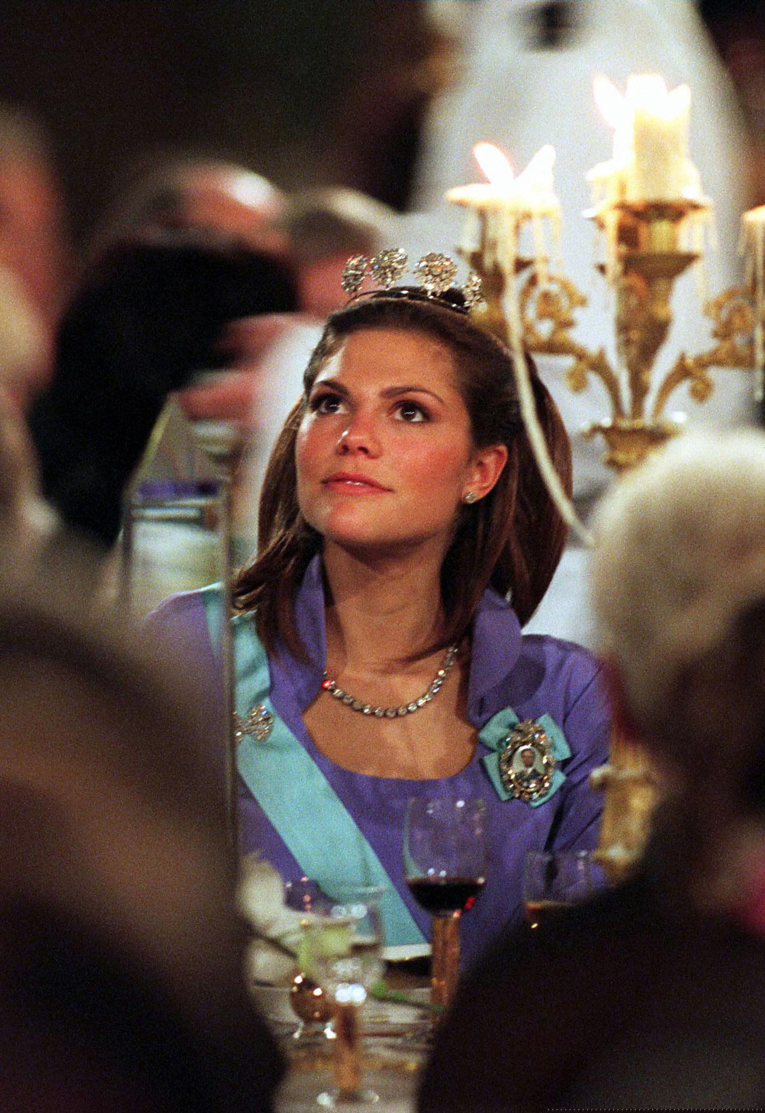 Kroonprinses Victoria is voor het eerst aanwezig in 1997, ze draagt 'de tiara met de vier knoppen'.