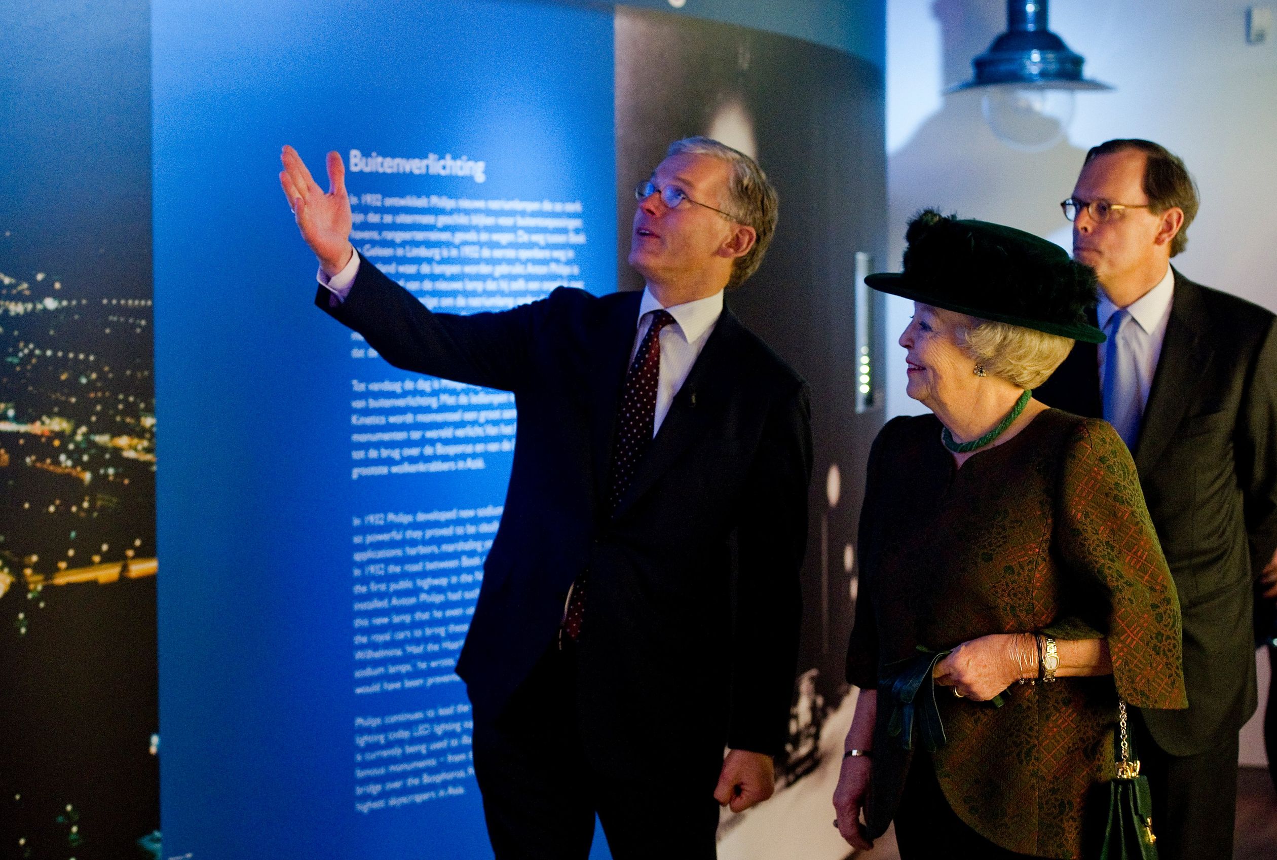 Koningin Beatrix en bestuursvoorzitter Frans van Houten (L) van Philips lopen door het nieuwe