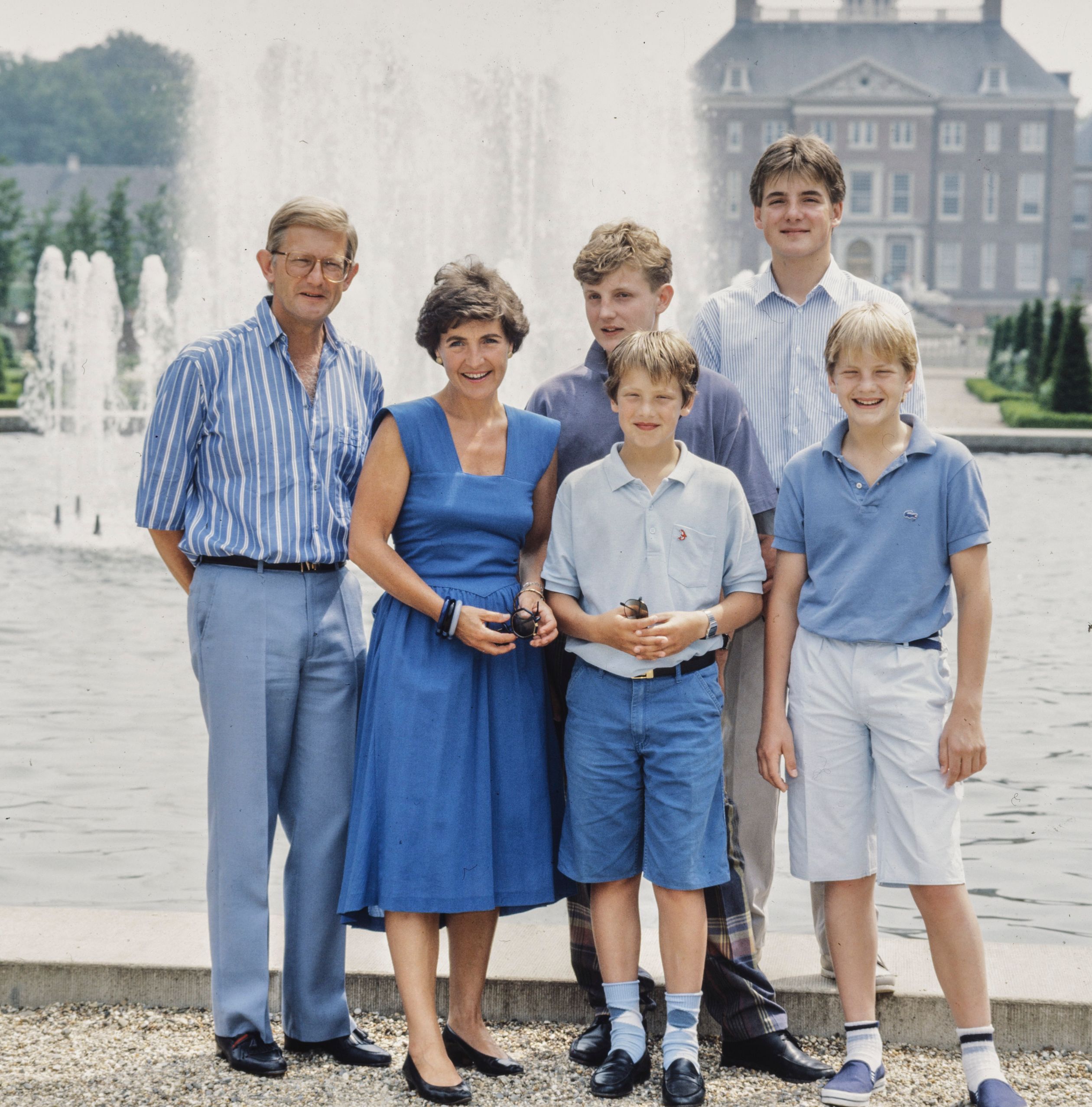 Een gezinsfoto uit 1986 in de tuin van Het Loo.