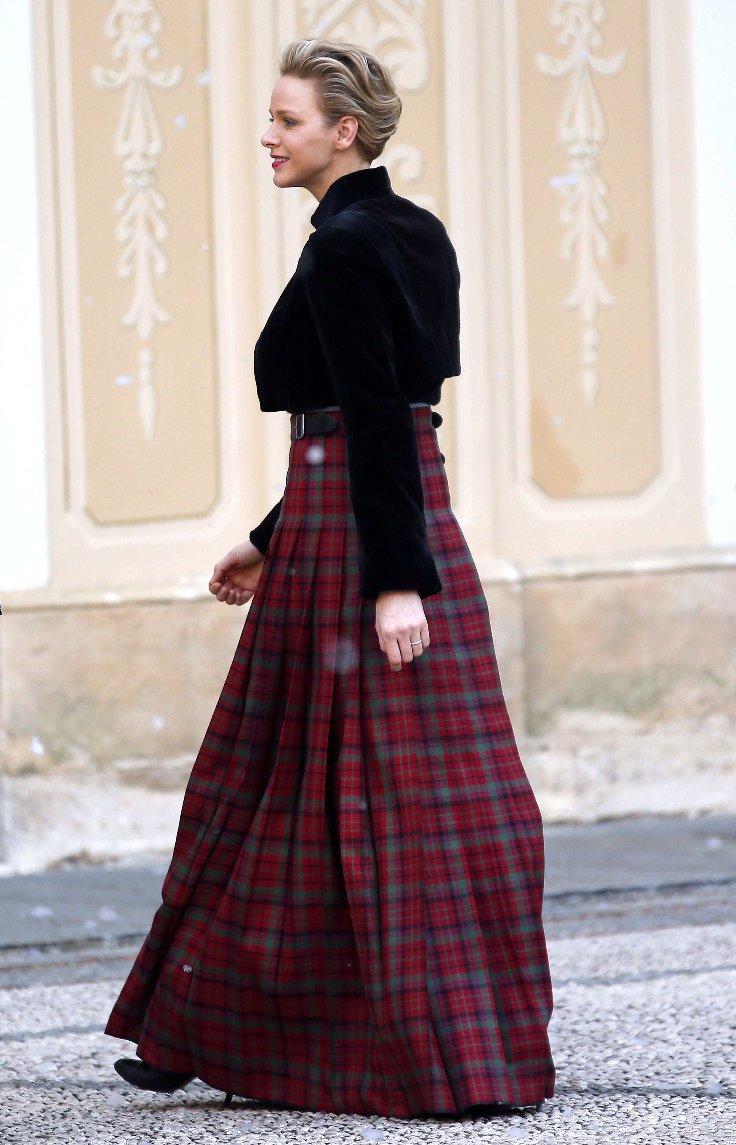 Een perfecte outfit voor een kerstevent op het prinselijk paleis, 18 december 2013.