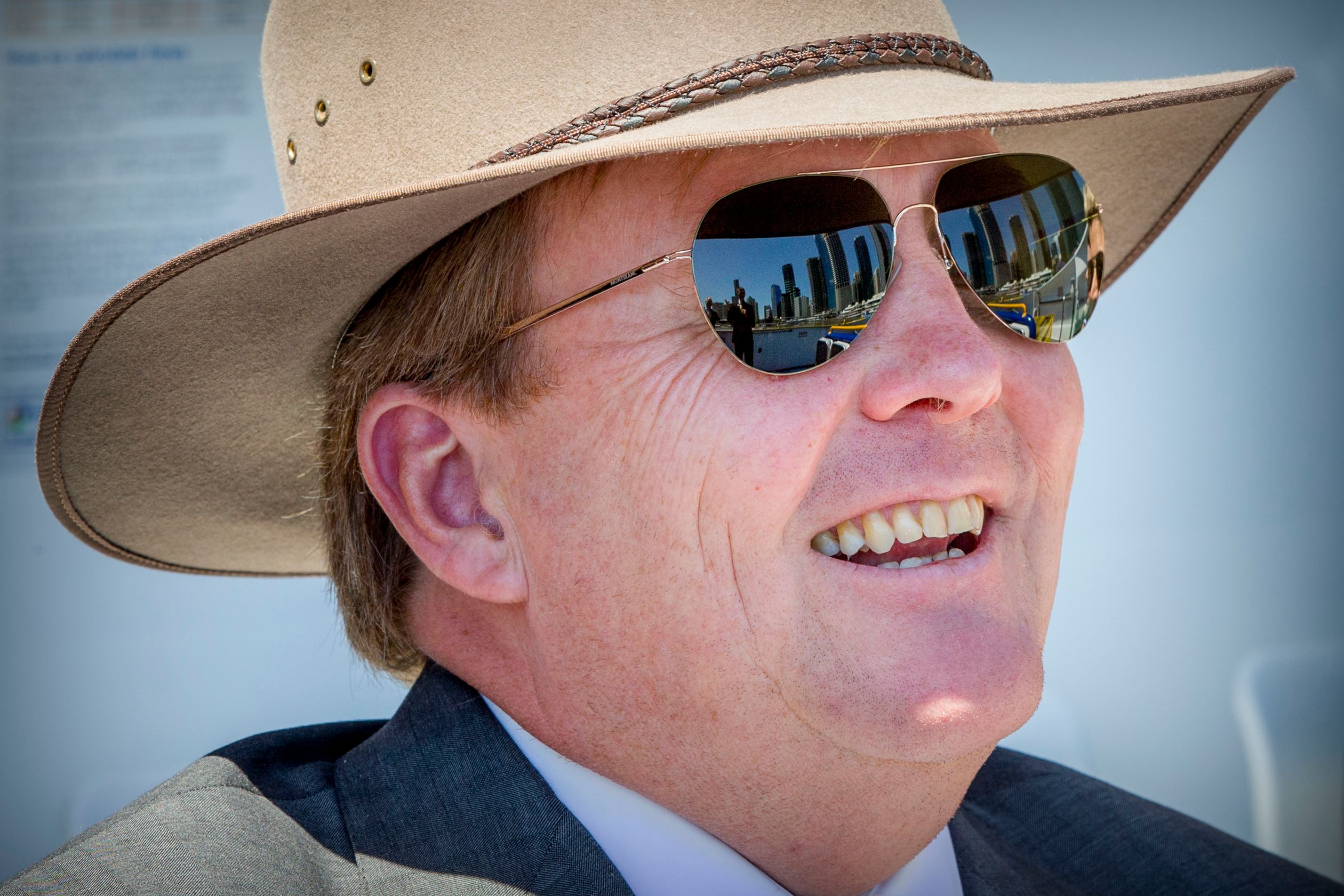 In het Australische Brisbane droeg de koning naast een zonnebril een hoed om zich tegen de zon te