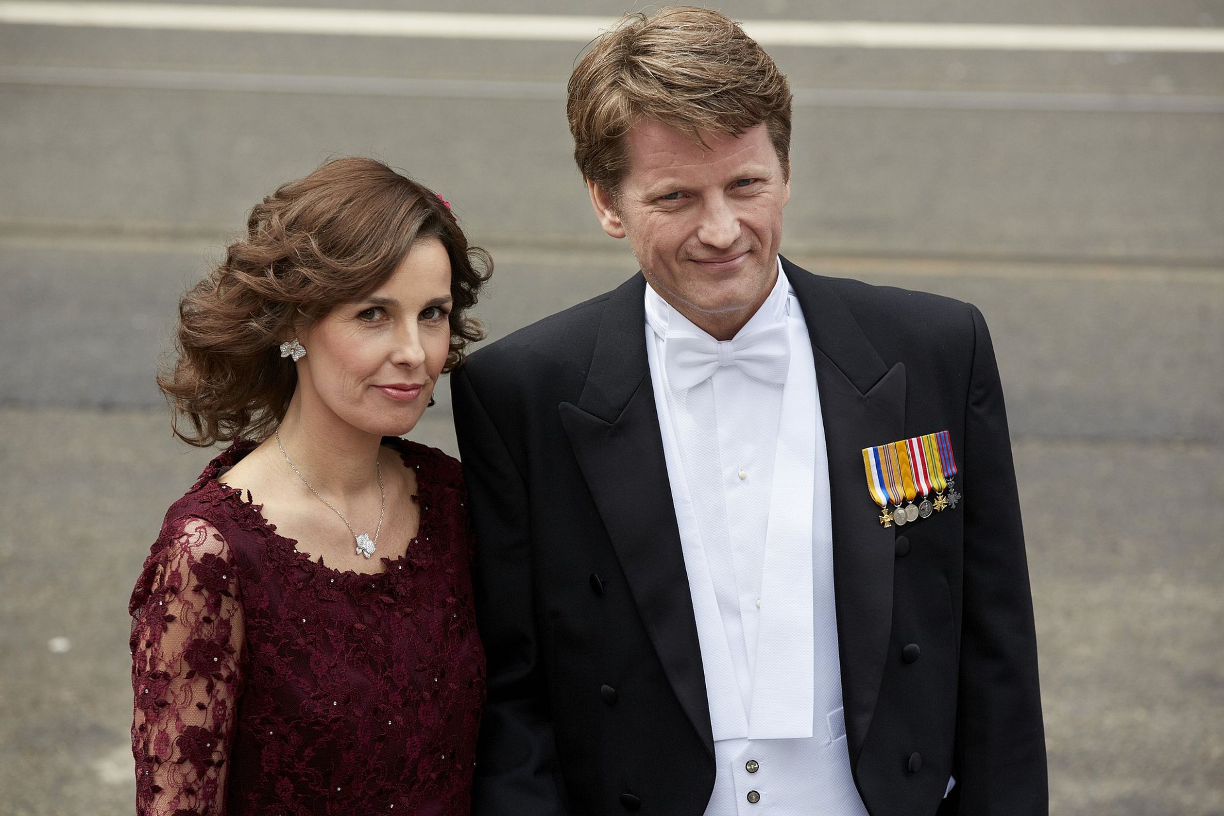 Pieter-Christiaan en Anita arriveren bij de Nieuwe Kerk in Amsterdam voor de inhuldiging van koning