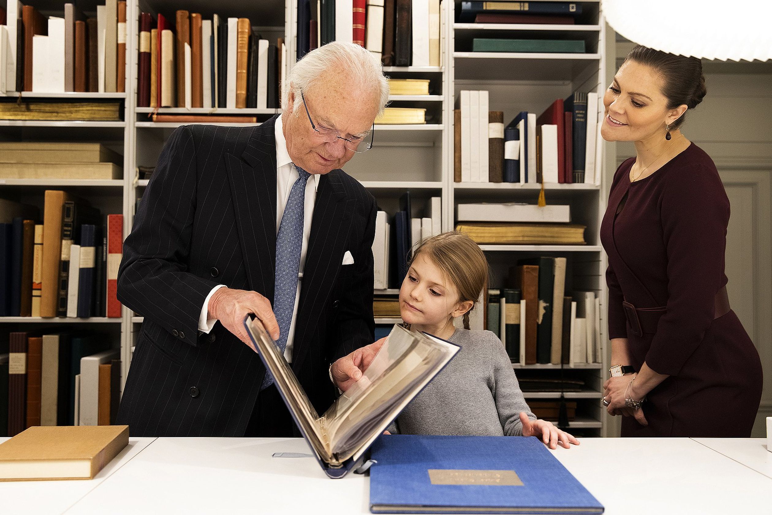 Koning_Carl_Gustaf_met_prinses_Estelle_in_Bernadottebibliotheek.jpg