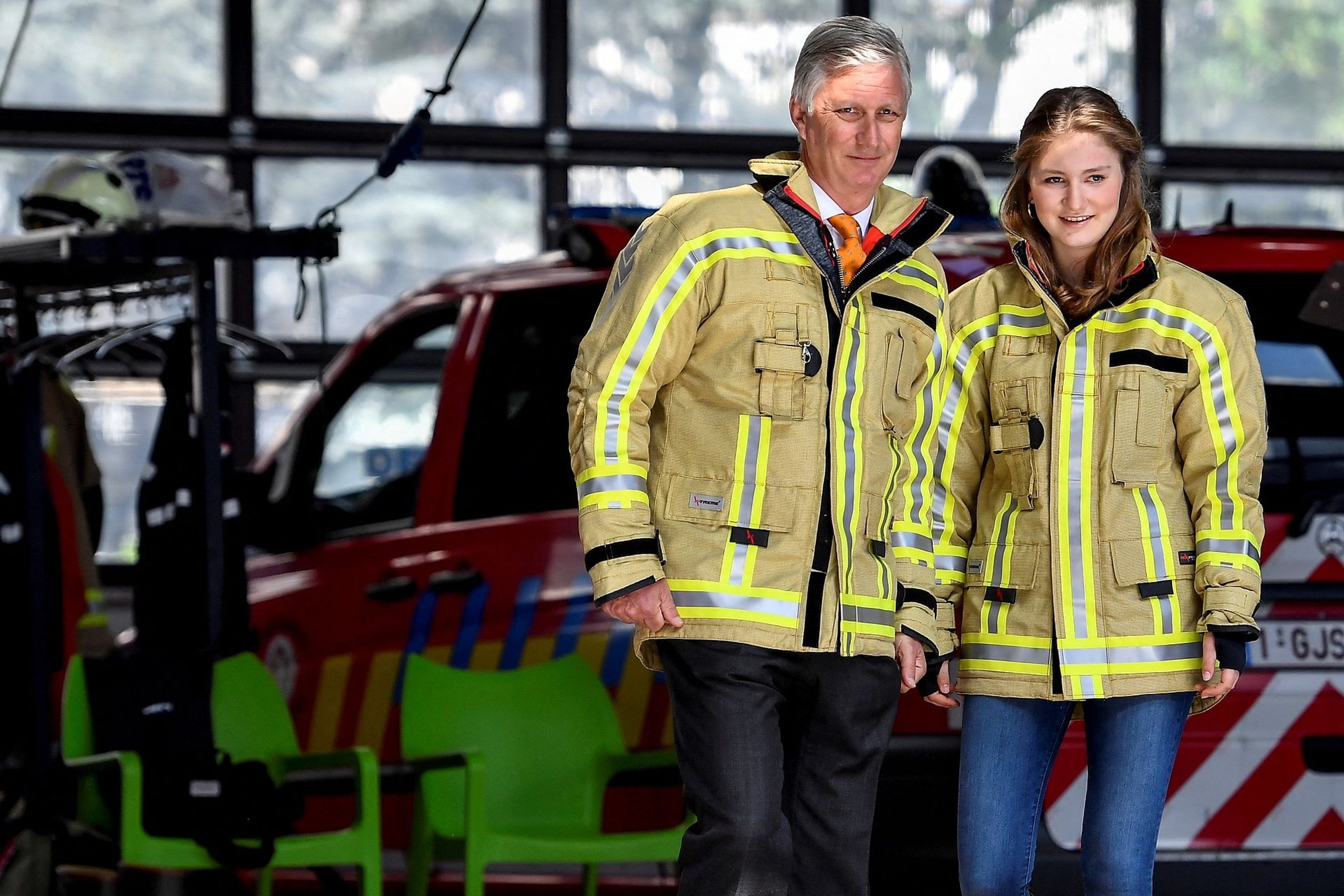 Een stoere Filip en Elisabeth gekleed in een brandweeruniform, april 2019.