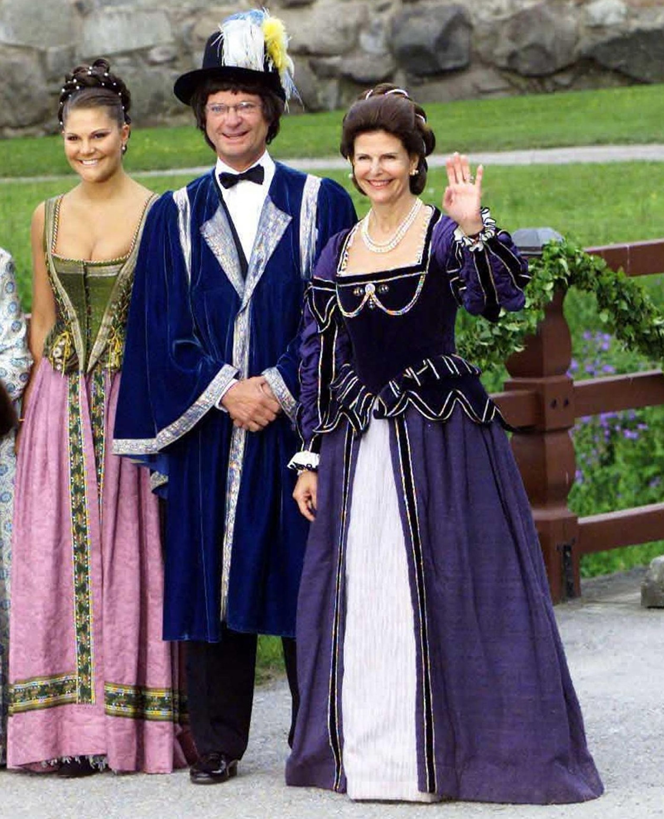 Samen met manlief en oudste dochter kroonprinses Victoria in historische kostuums. Een feestje met