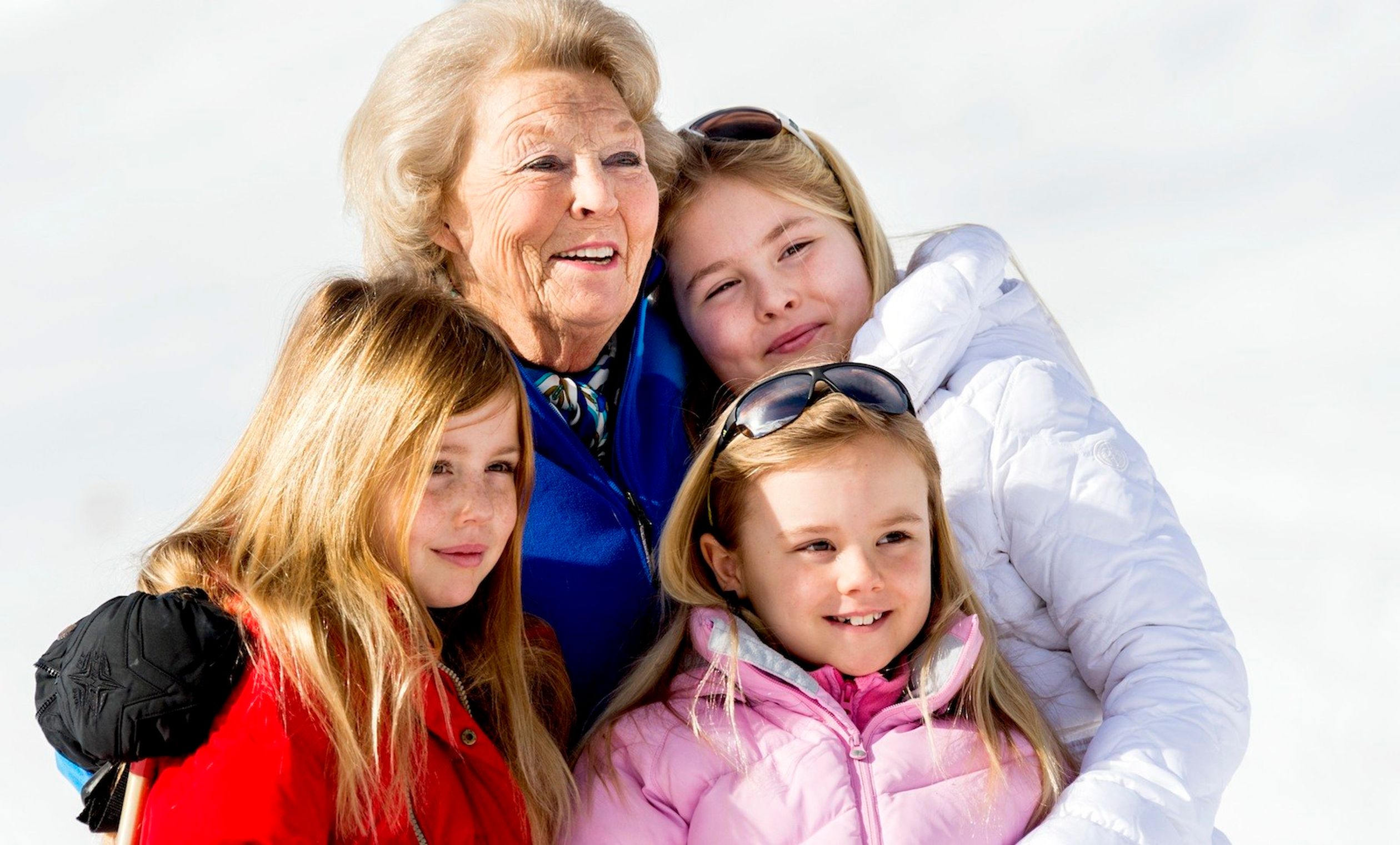 Trotse oma Beatrix met drie van haar kleindochters, 2015.
