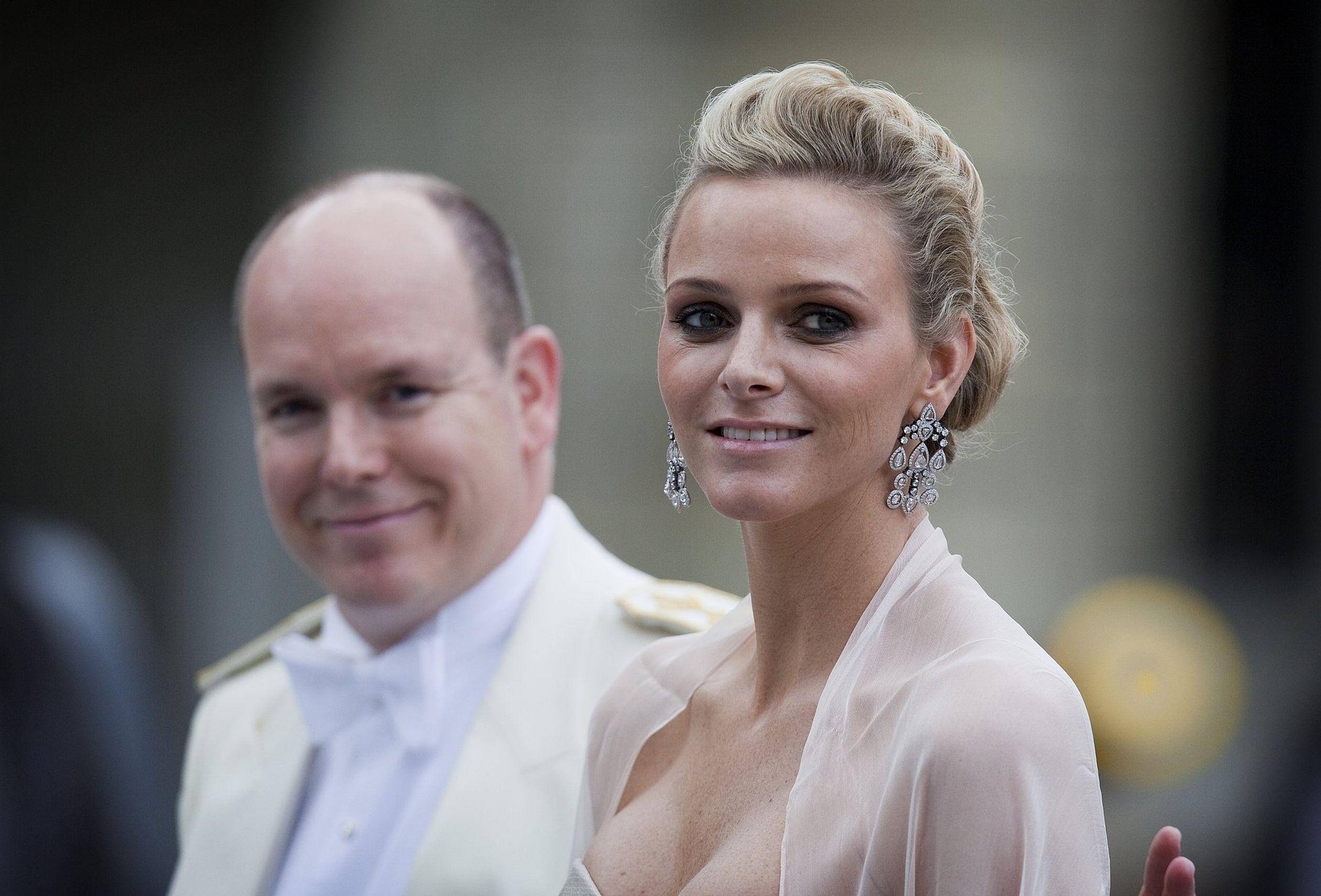 Tijdens het huwelijk van prinses Victoria van Zweden is het haar van Charlène losjes opgestoken.