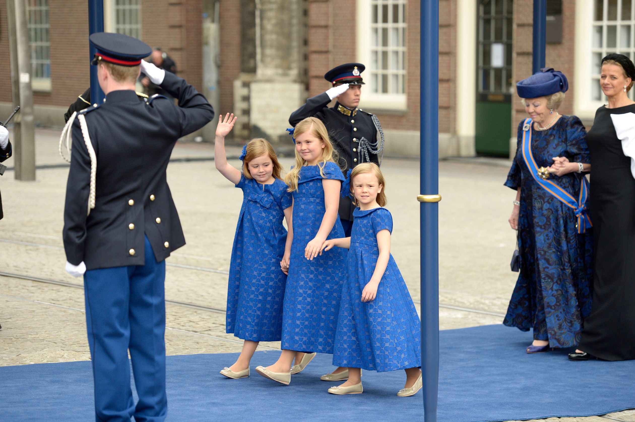 Op de dag van de inhuldiging van hun vader (2013), zien we de prinsesjes weer in dezelfde jurkjes.