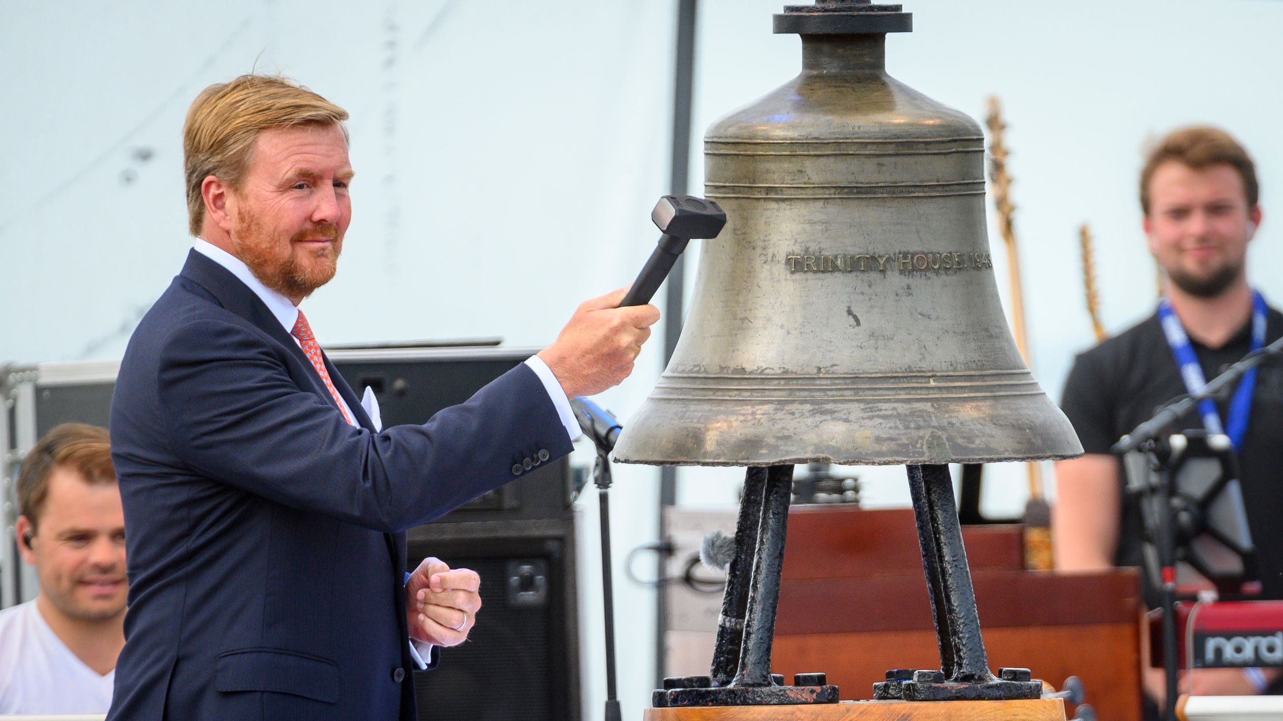 Willem-Alexander luidt een belboei als officiële opening van het lustrumjaar 75 jaar vrijheid. Ven