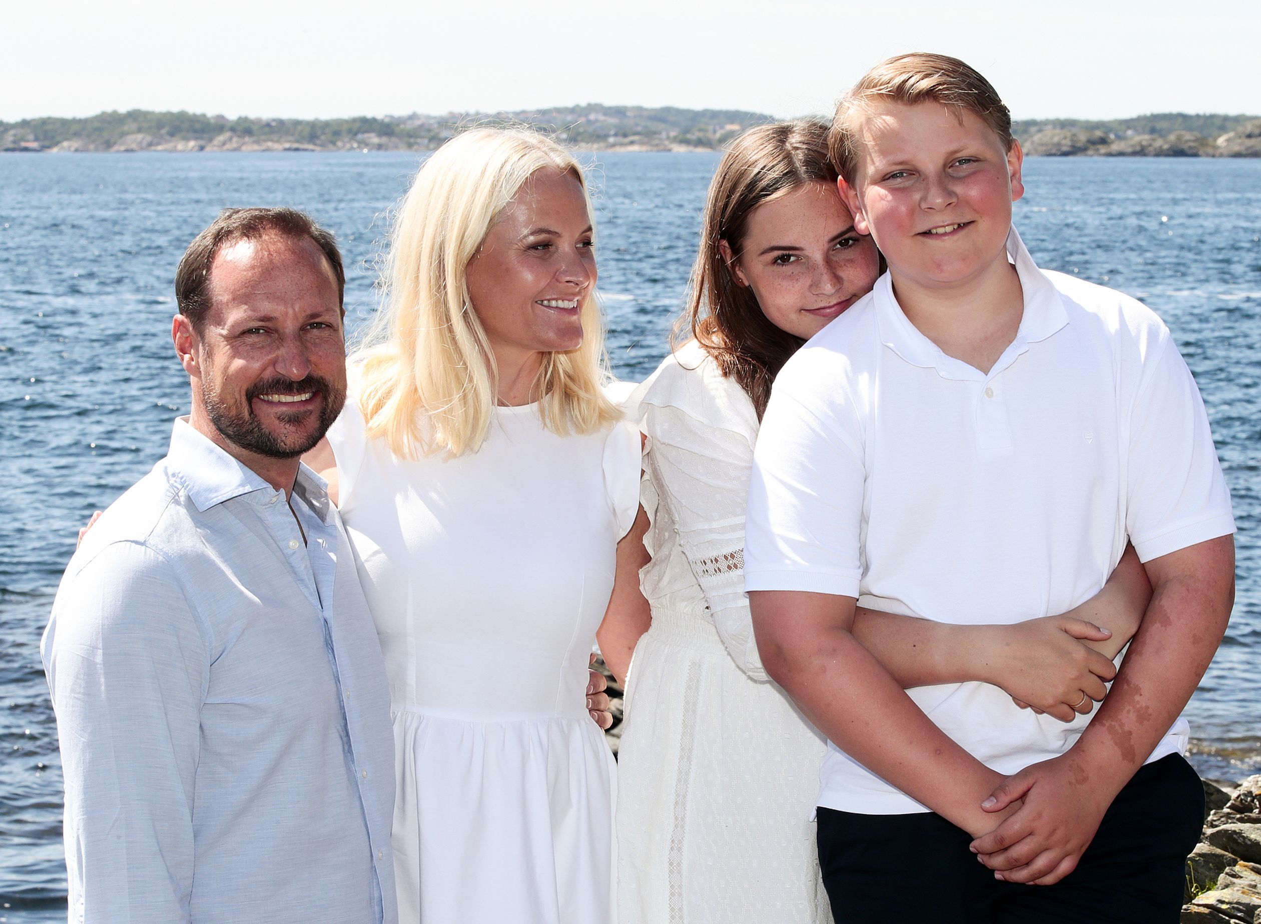 Broederliefde! Op 10 juli 2019 poseert de Noorse koninklijke familie in het landhuis op Dvergsoya