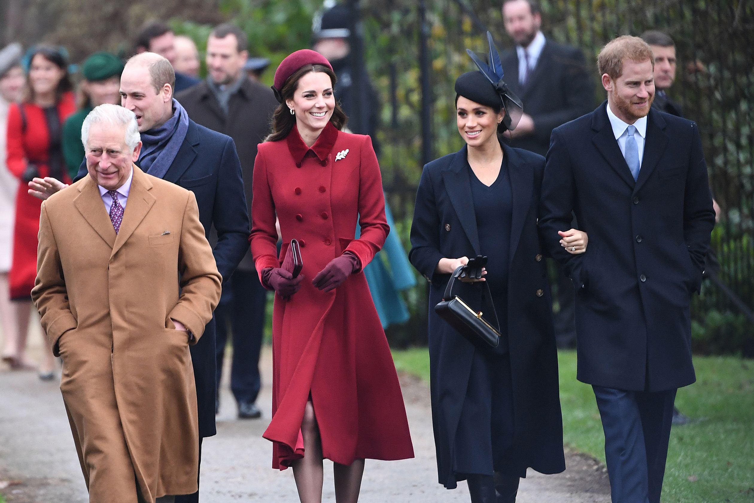 Catherine arriveert met haar man William, prins Charles, Meghan en Harry bij de traditionele