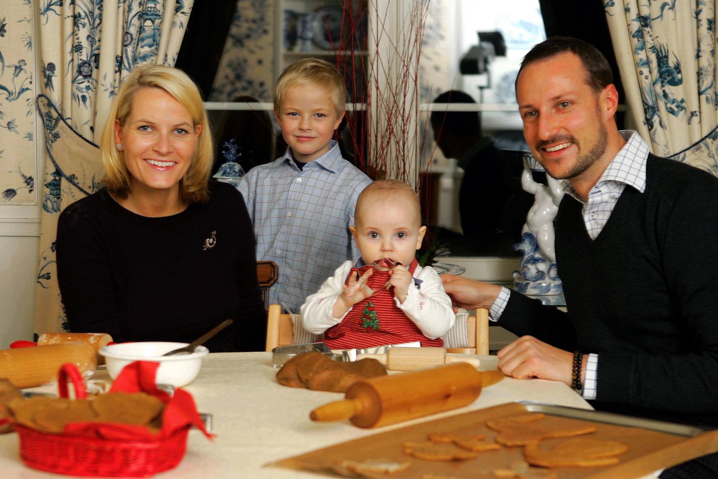 2004: Kroonprinses Mette-Marit, haar zoon Marius, prinses Ingrid Alexandra en kroonprins Haakon