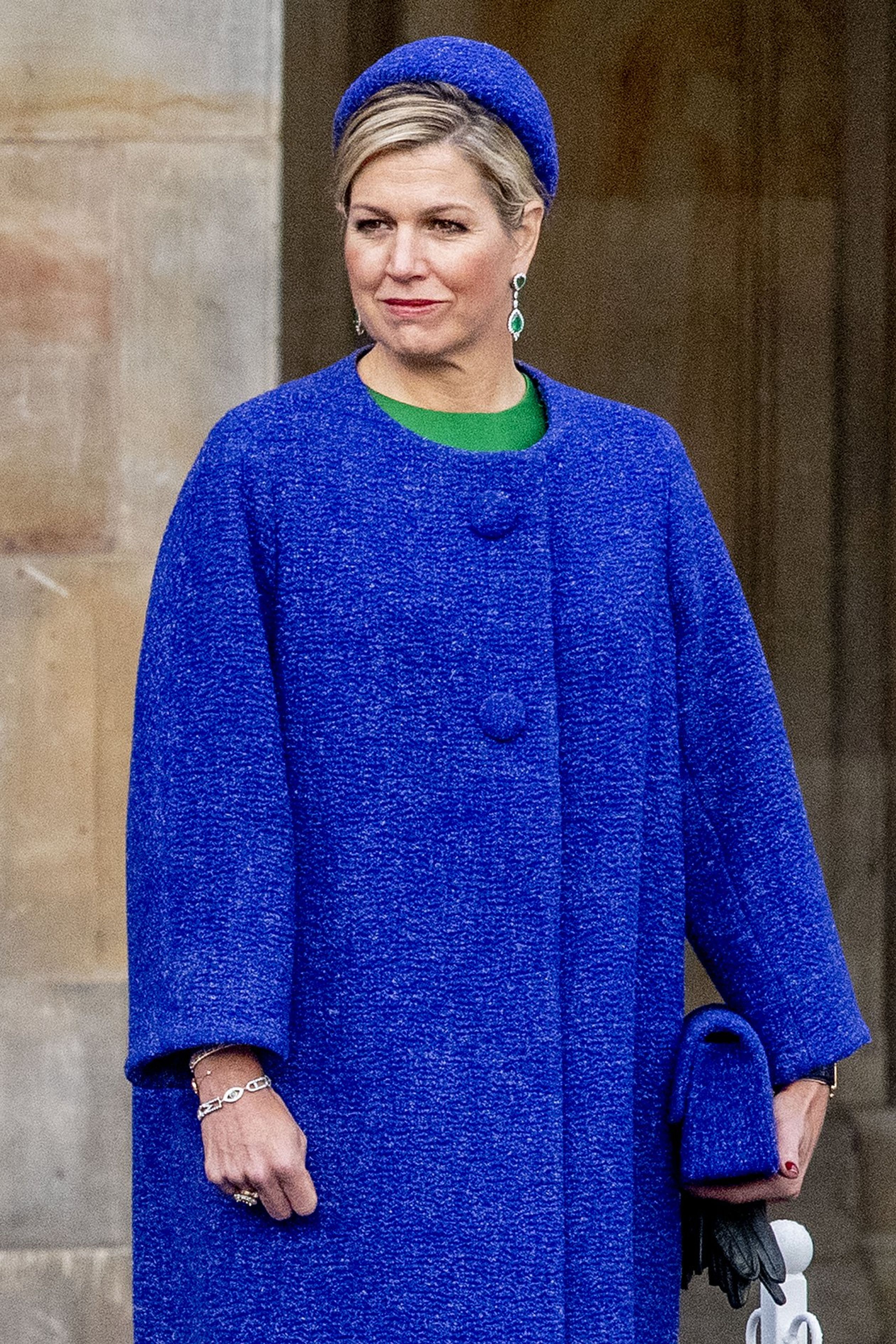We sluiten af met een prachtige kleurrijke foto van koningin Máxima in een blauwe wollen mantel