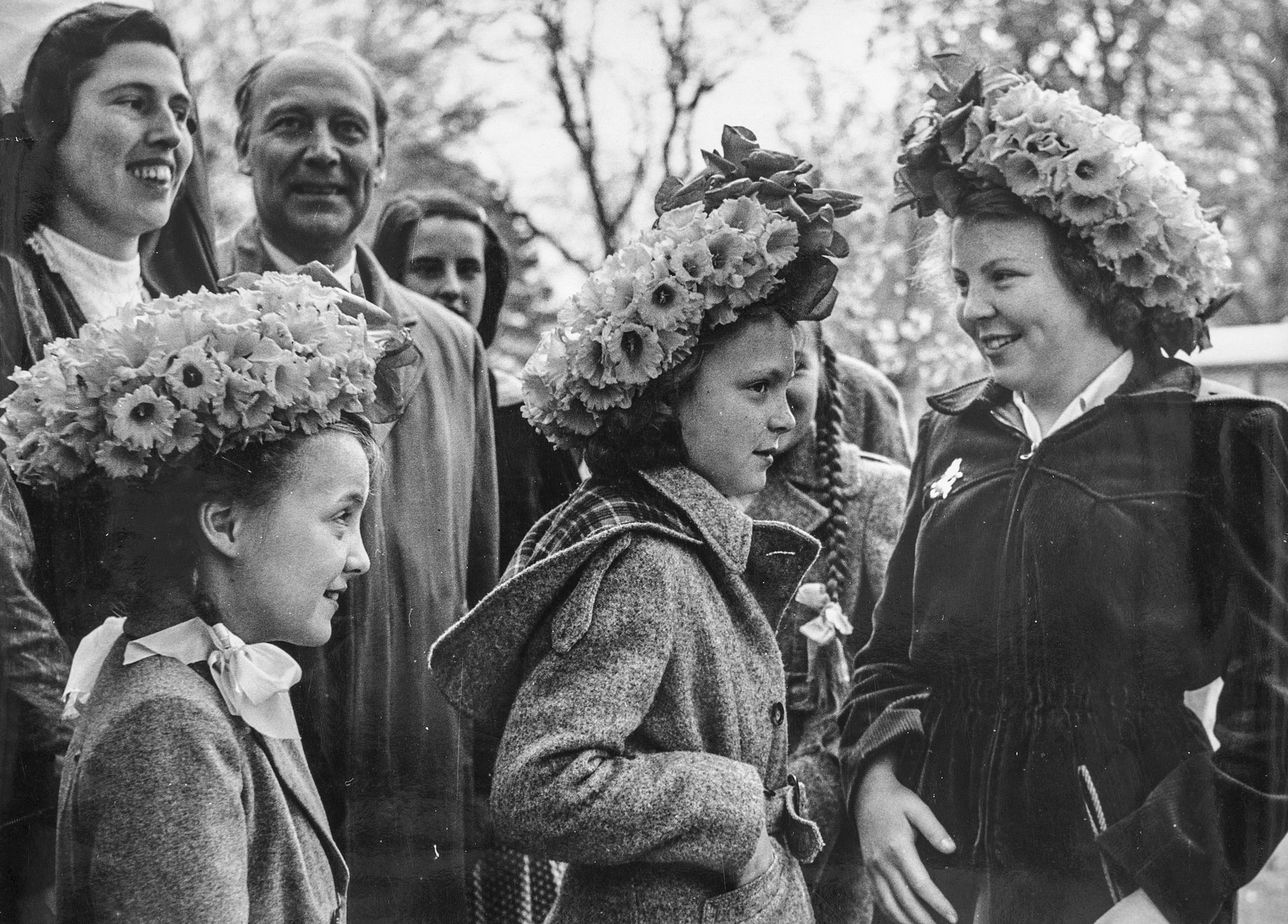Prinsessen Margriet, Irene en Beatrix ontvangen bloemenkransen bij de Keukenhof in 1952.