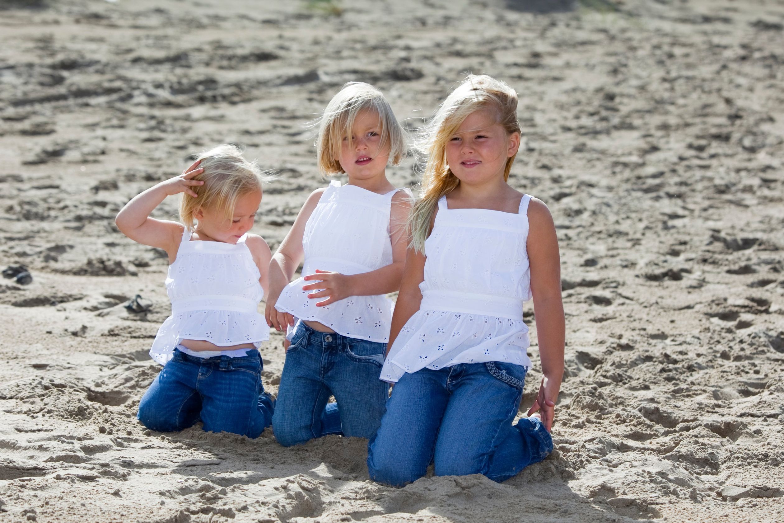 In 2009 poseren Amalia (r), Alexia (m), en Ariane op het strand bij het natuurgebied Meijendel in