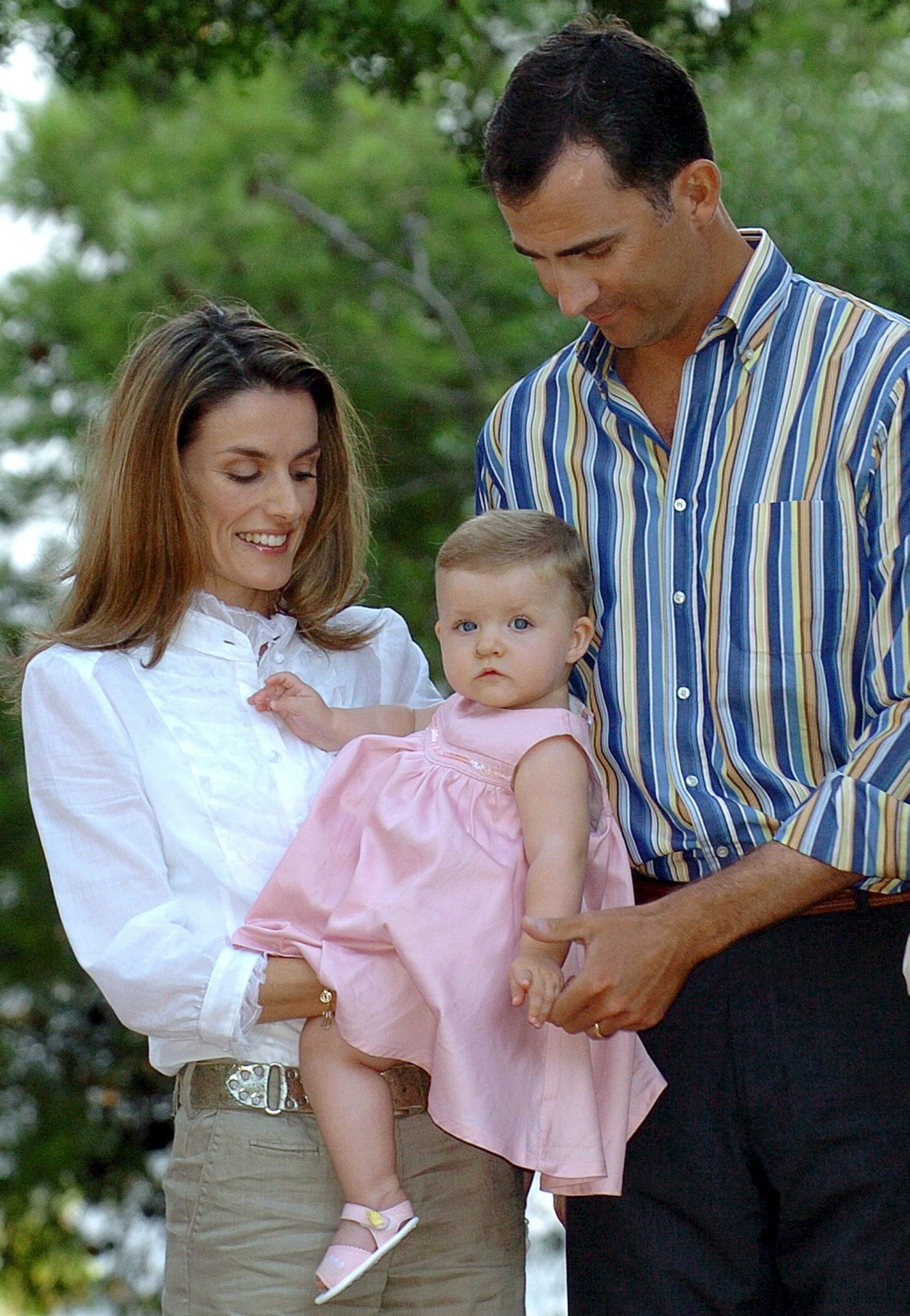 De eerste zomerfotosessie voor de zeven maanden oude prinses Leonor, 2006.
