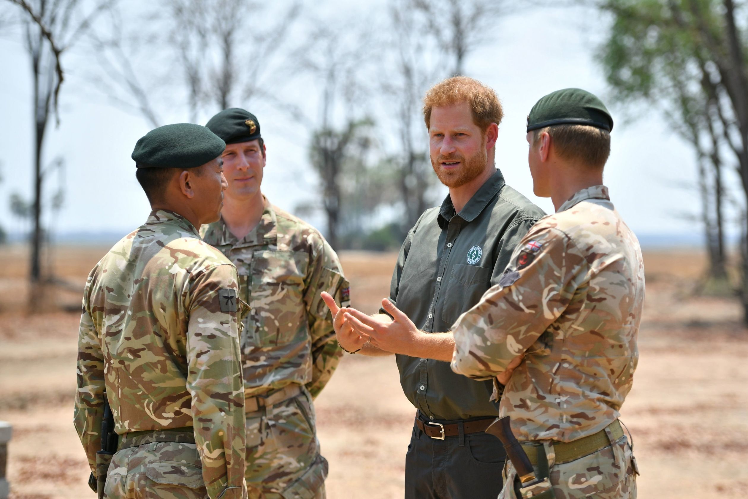 Harry-praat-soldaten-Malawi.jpg