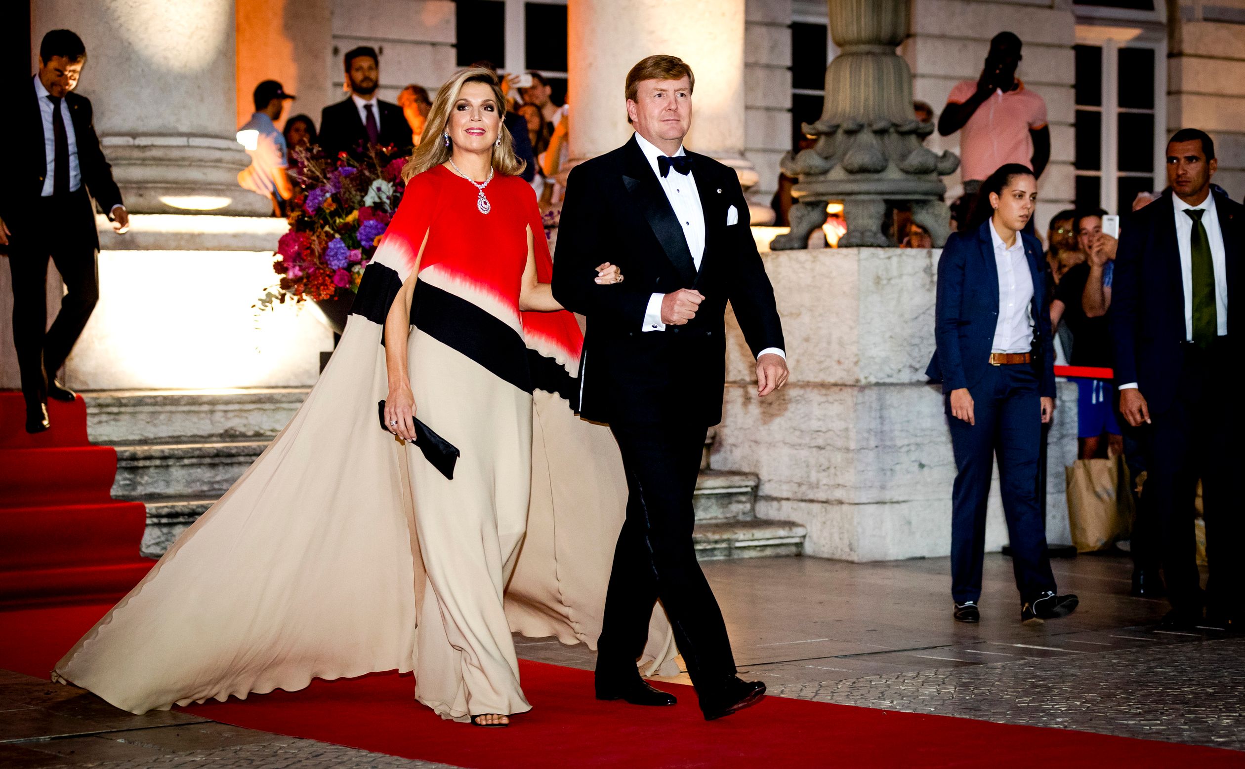 Deze cape dress droeg Máxima tijdens het staatsbezoek aan Portugal.