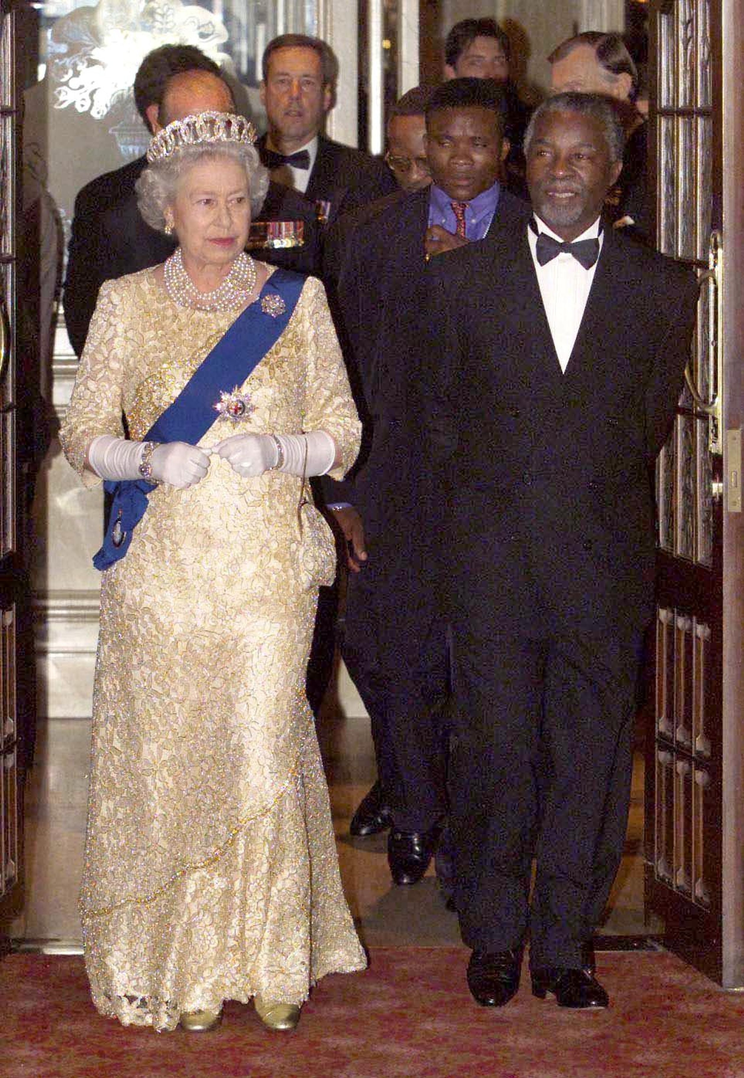 1999: Koningin Elizabeth draagt een gouden jurk voor het staatsbanket in Durban, met de