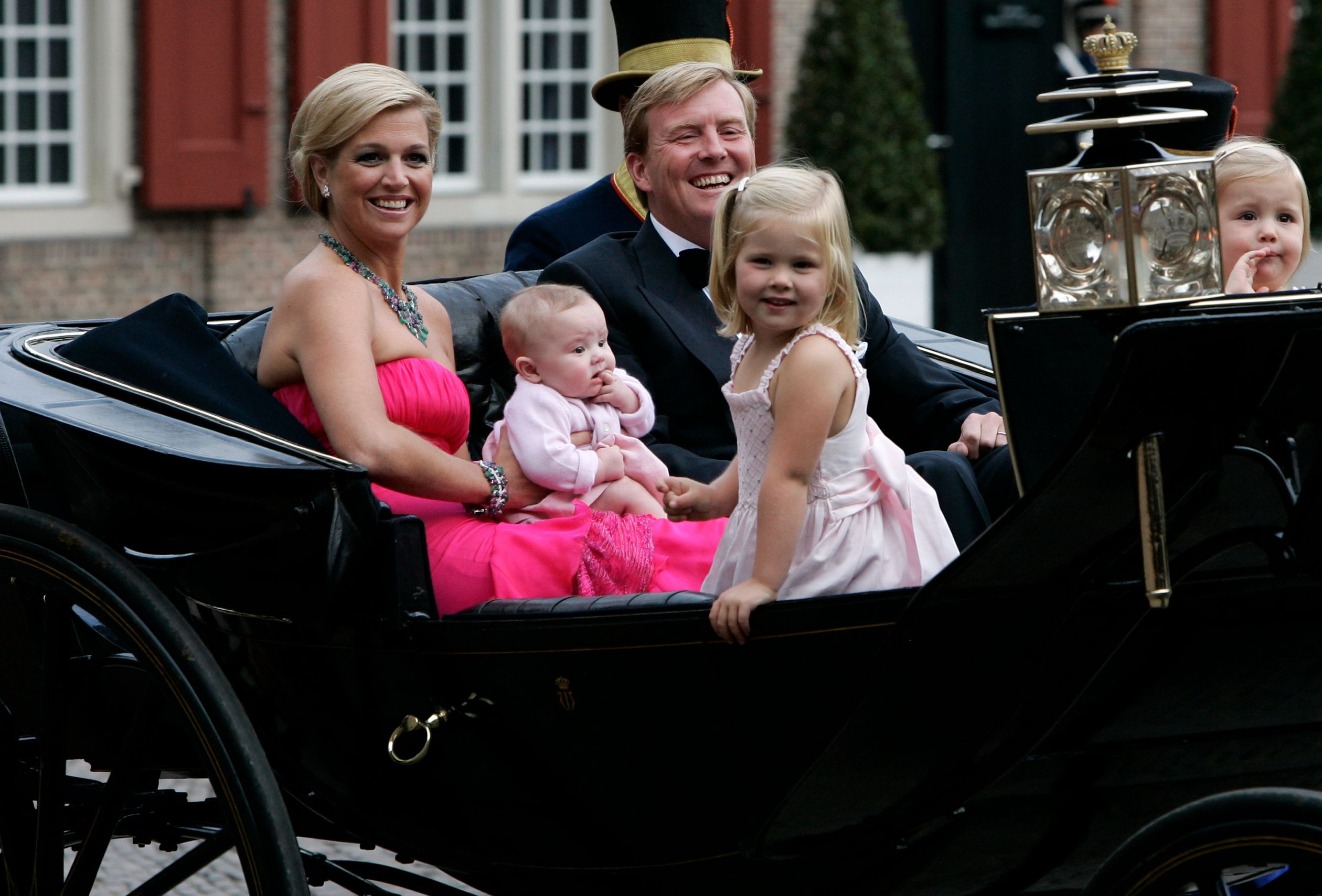 Kroonprins Willem-Alexander en prinses Máxima arriveren met hun dochters bij Paleis Het Loo.