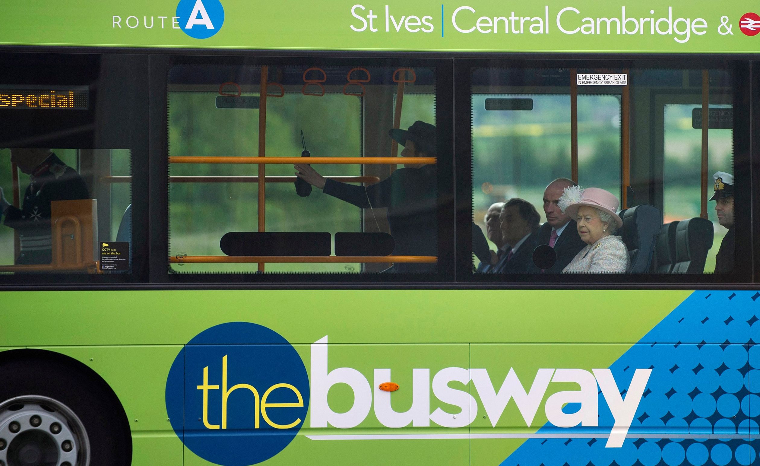 2013: Koningin Elizabeth pakt de bus.
