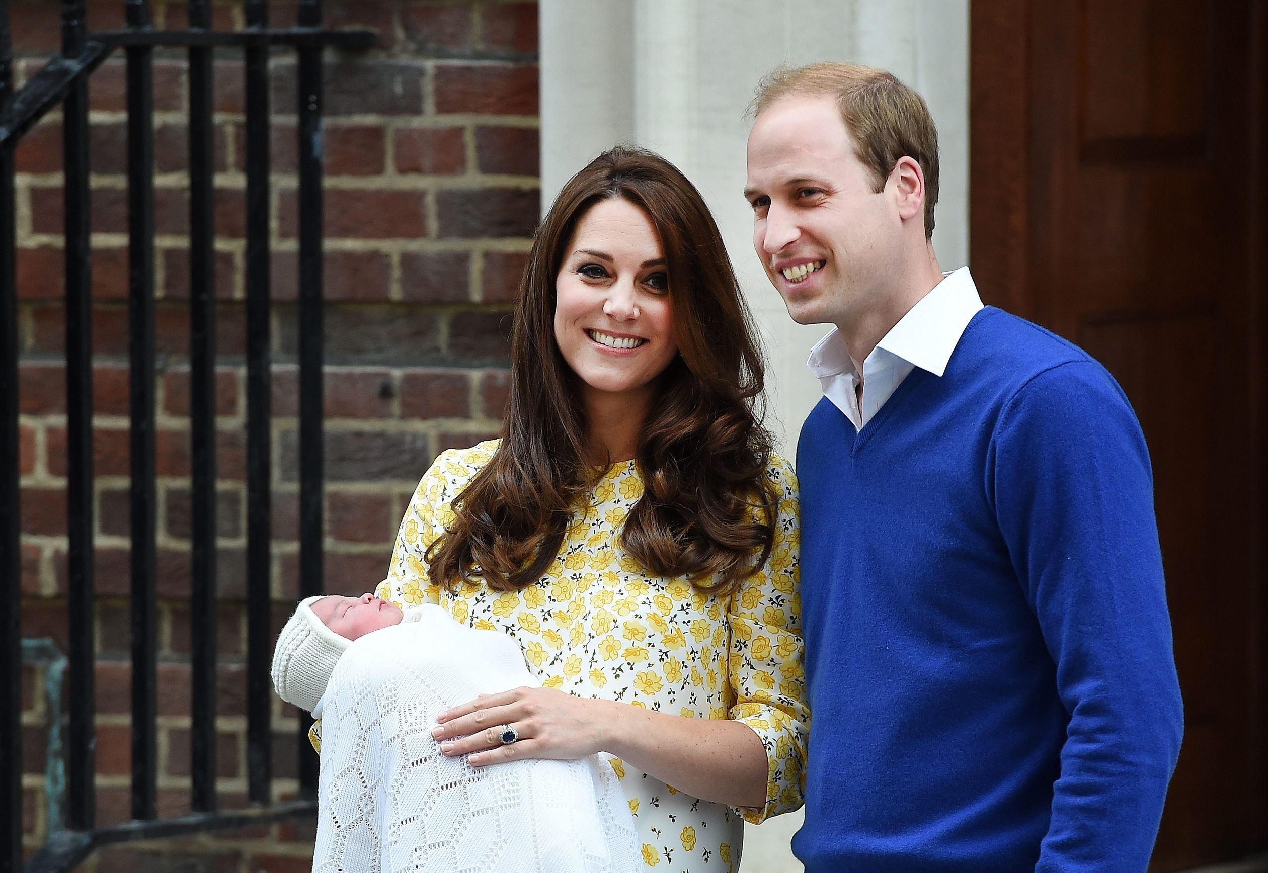 2 mei 2015 - Prins William en hertogin Catherine tonen hun pasgeboren dochter aan de wereld