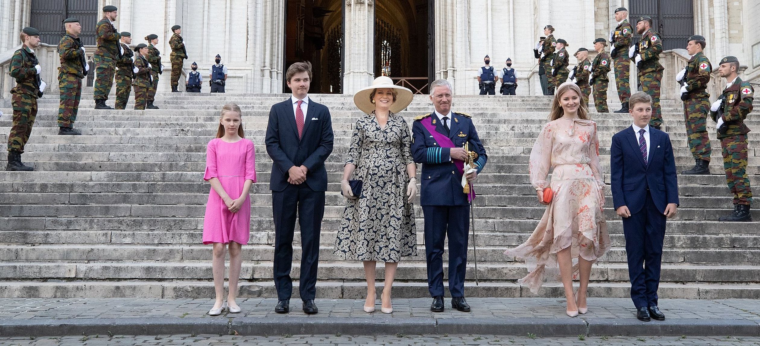 De Belgische koninklijke familie poseert na de mis van het Te Deum in de Sint-Michiels- en