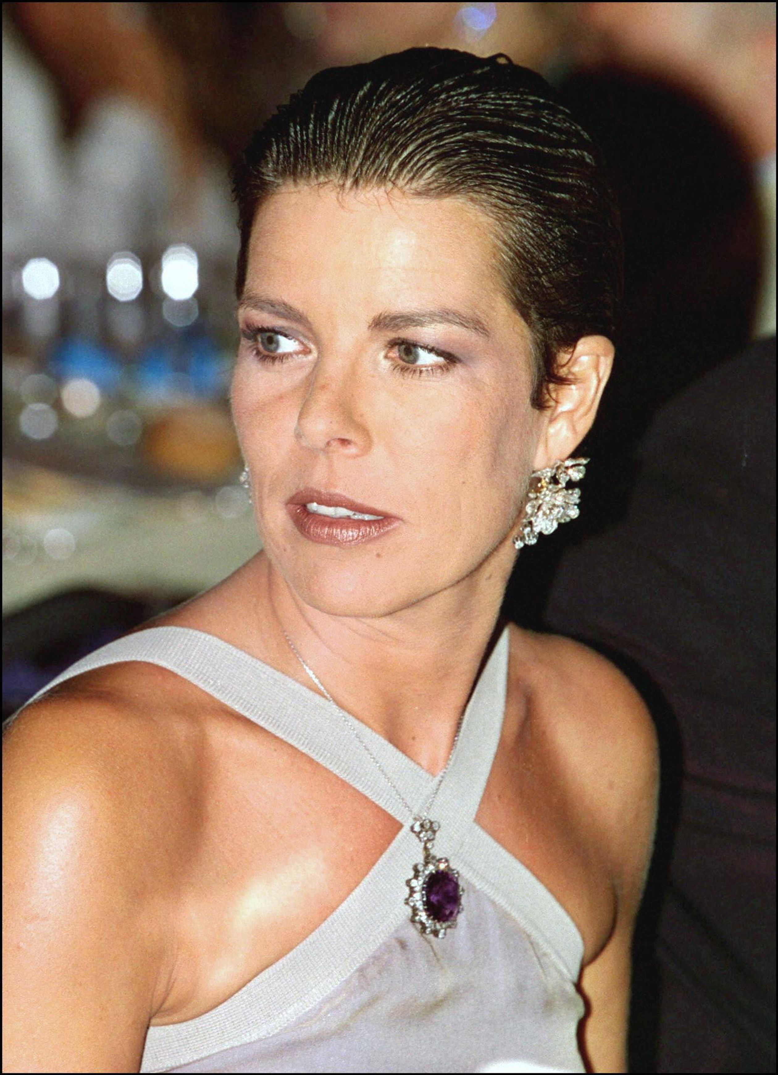 1997: Prinses Caroline van Monaco woont het traditionele Rode Kruis-liefdadigheidsbal bij in Monte Carlo.