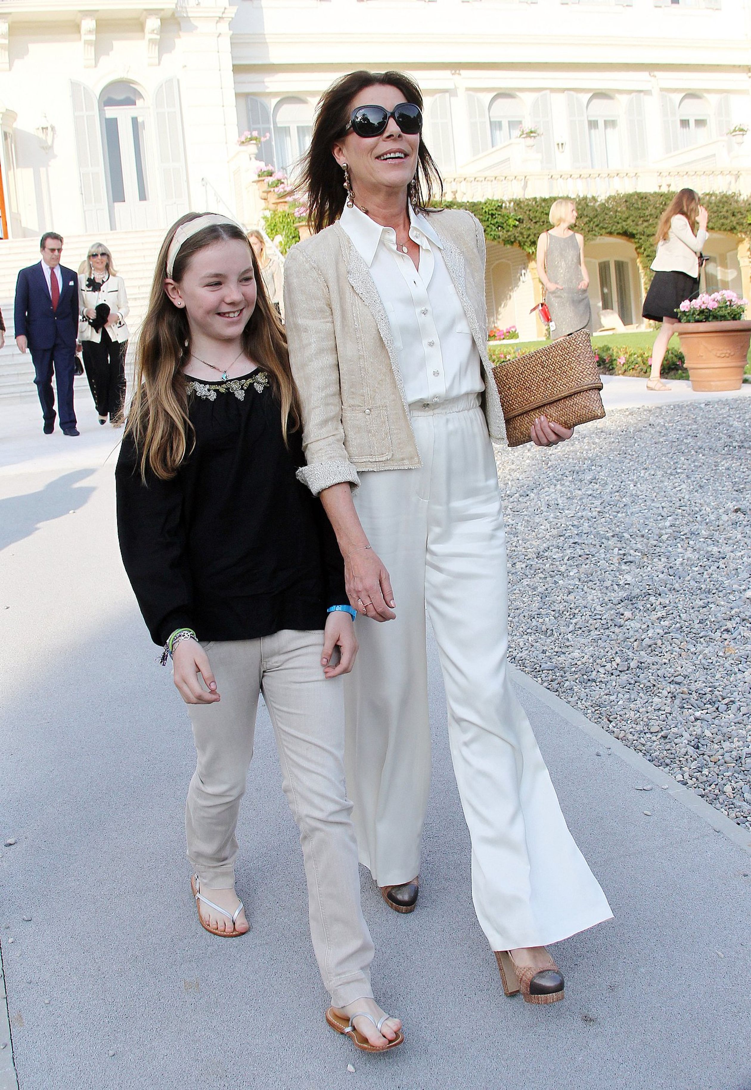 Prinses Caroline neemt Alexandra mee naar een modeshow van Karl Lagerfeld in Antibes, aan de Côte