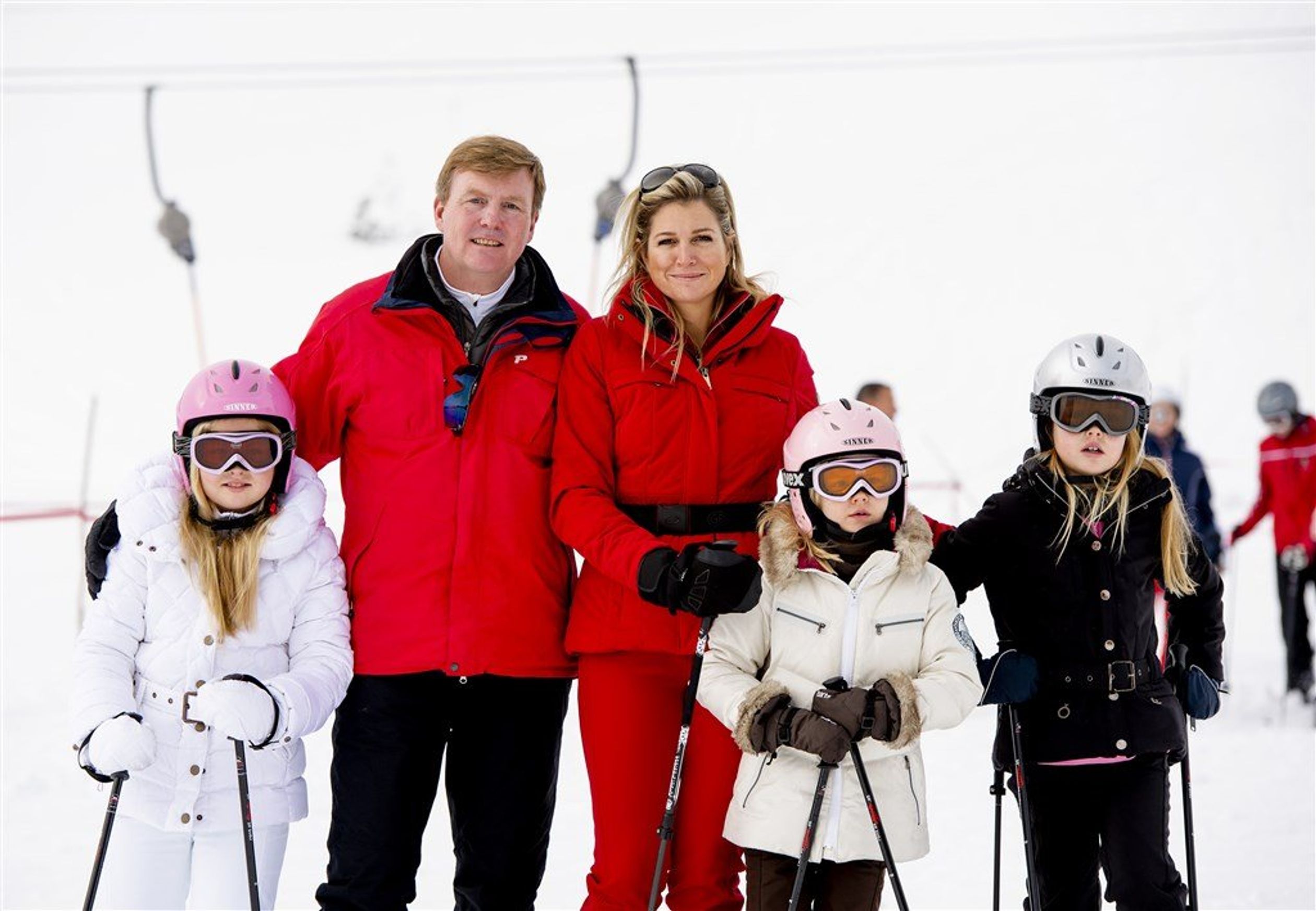 Koning Willem-Alexander, koningin Máxima en prinsessen Amalia, Ariane en Alexia poseren op de ski's