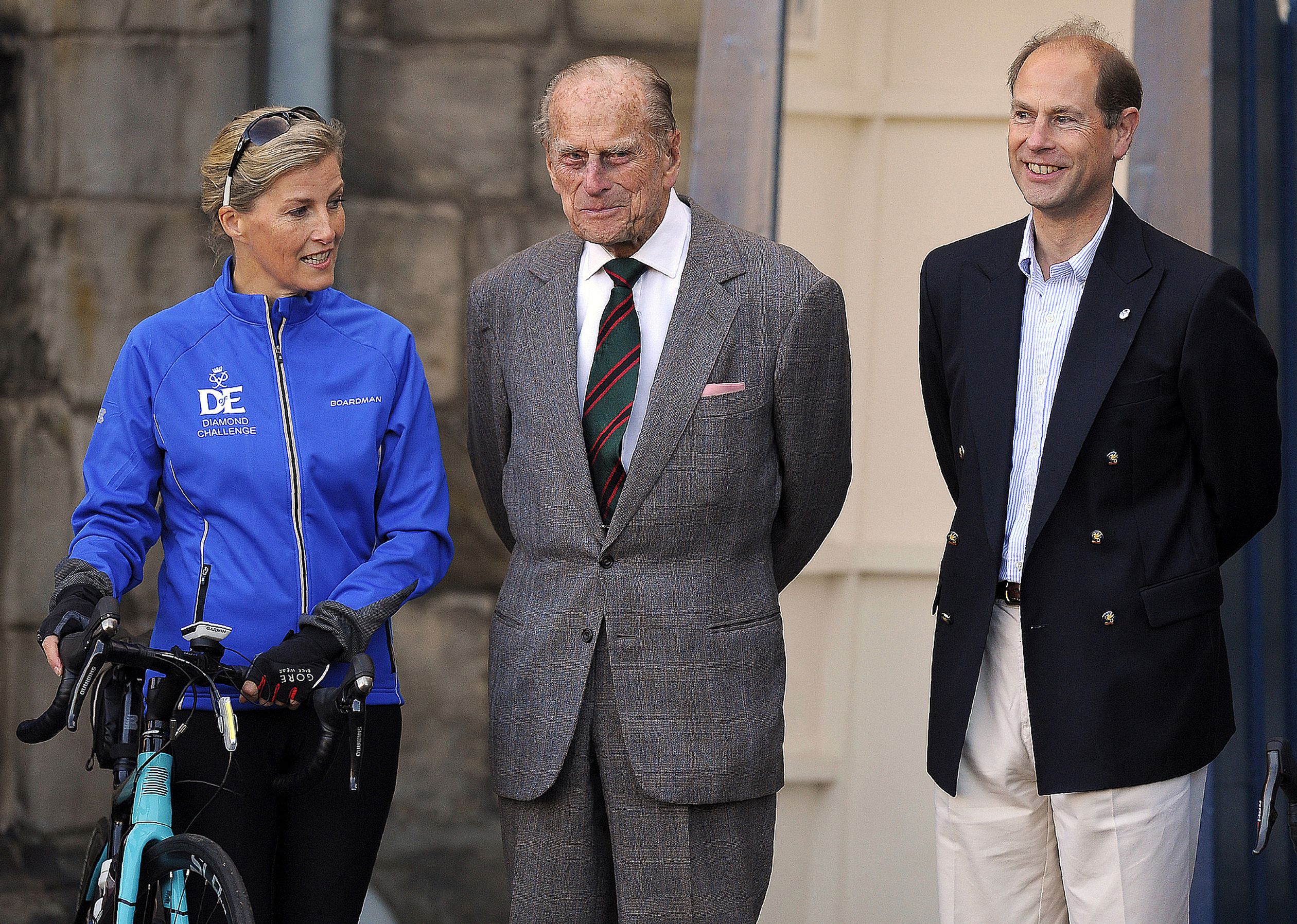 Voor de 'Duke of Edinburgh-Award' die in 2016 60 jaar bestaat, fietst prins Edwards vrouw Sophie een helemaal van paleis Holyrood (Schotland) naar Buckingham Palace. Een tocht van ruim 700 kilometer.