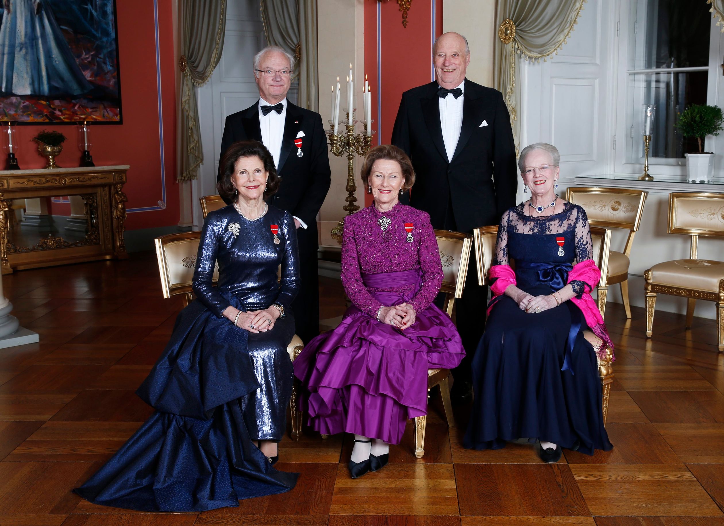 2016 - Het Noorse koningspaar poseert met koning Carl Gustav en koningin Silvia van Zweden en