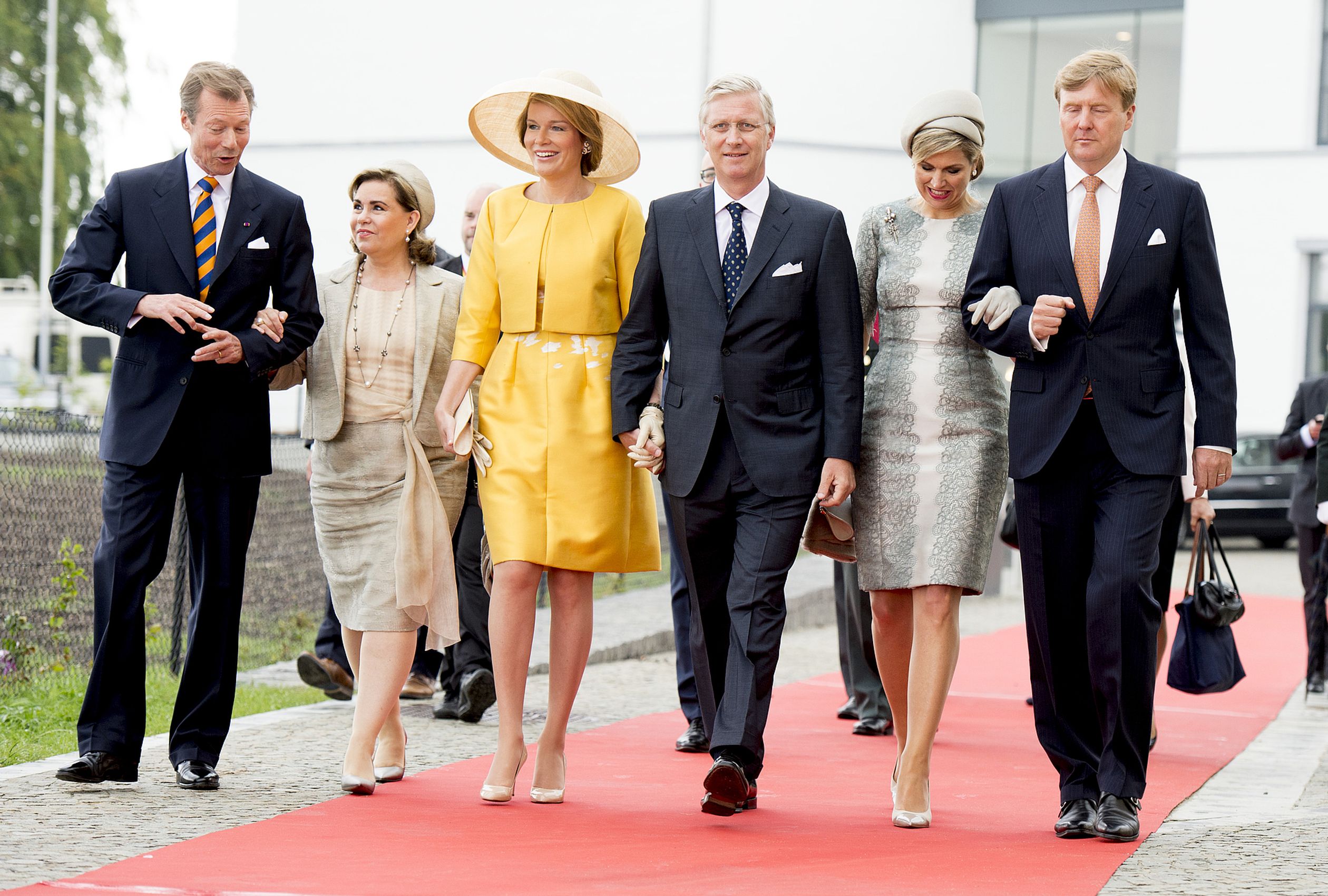 Koningin Mathilde fleurt de foto op met haar gele deux pieces afgemaakt met een hoed van Fabienne