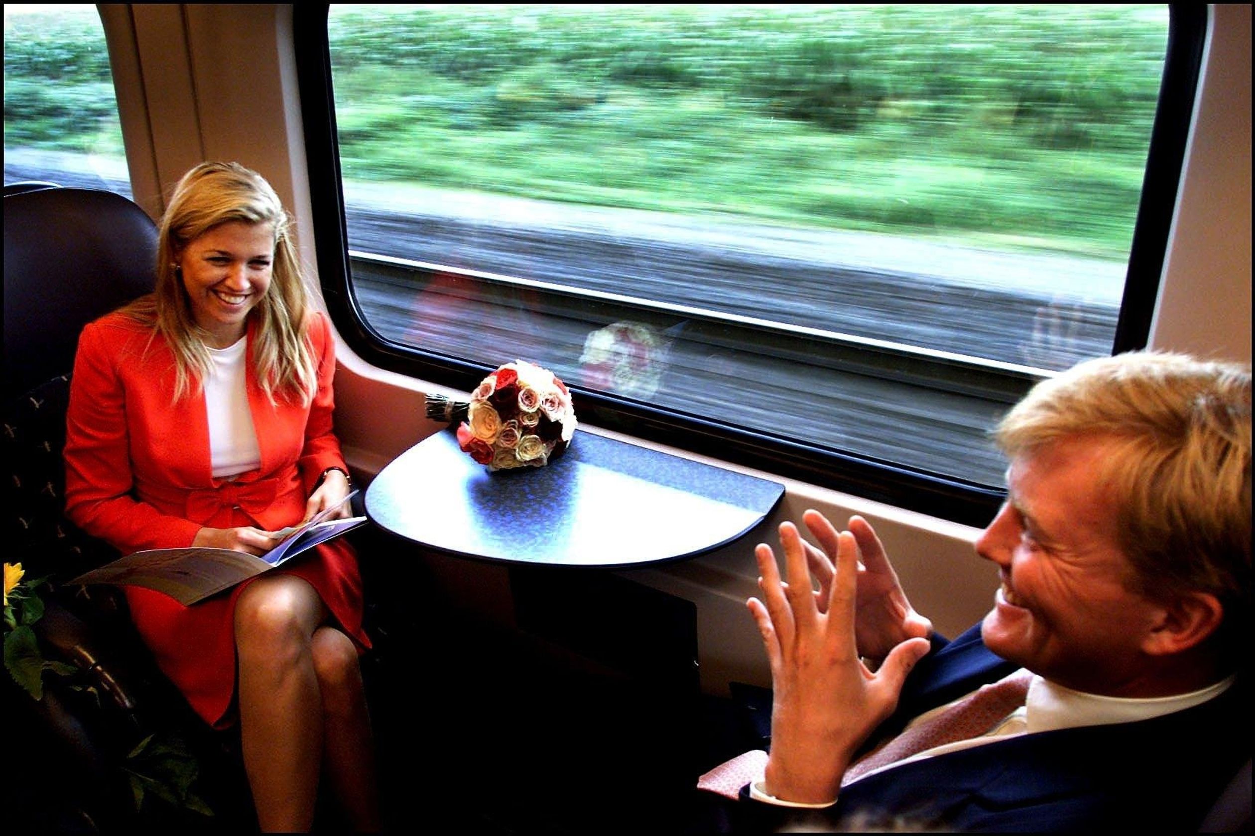 Willem-Alexander en zijn verloofde, Máxima, nemen de trein naar Eindhoven.