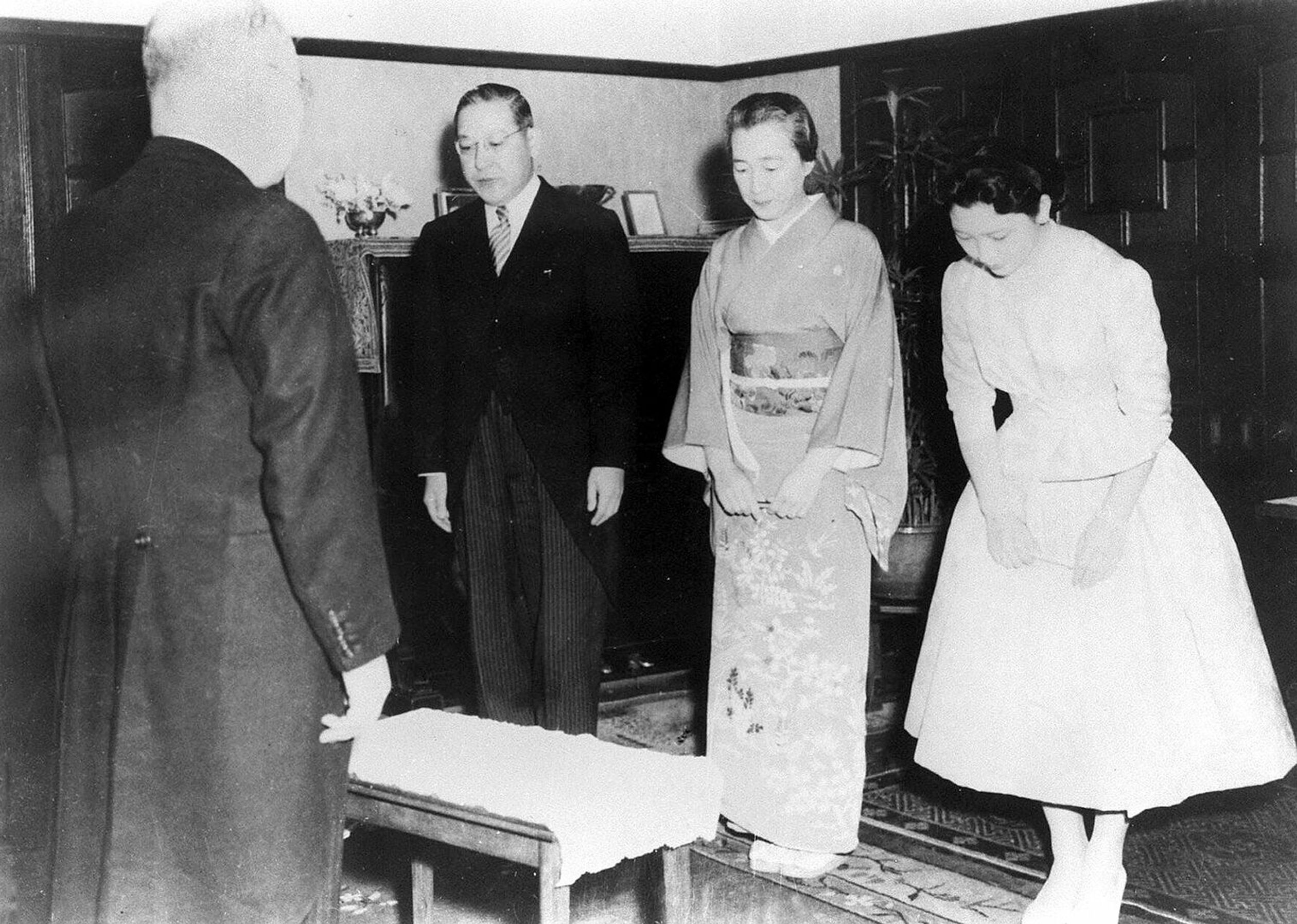 Michiko en haar ouders bij de kamenier van de keizer.