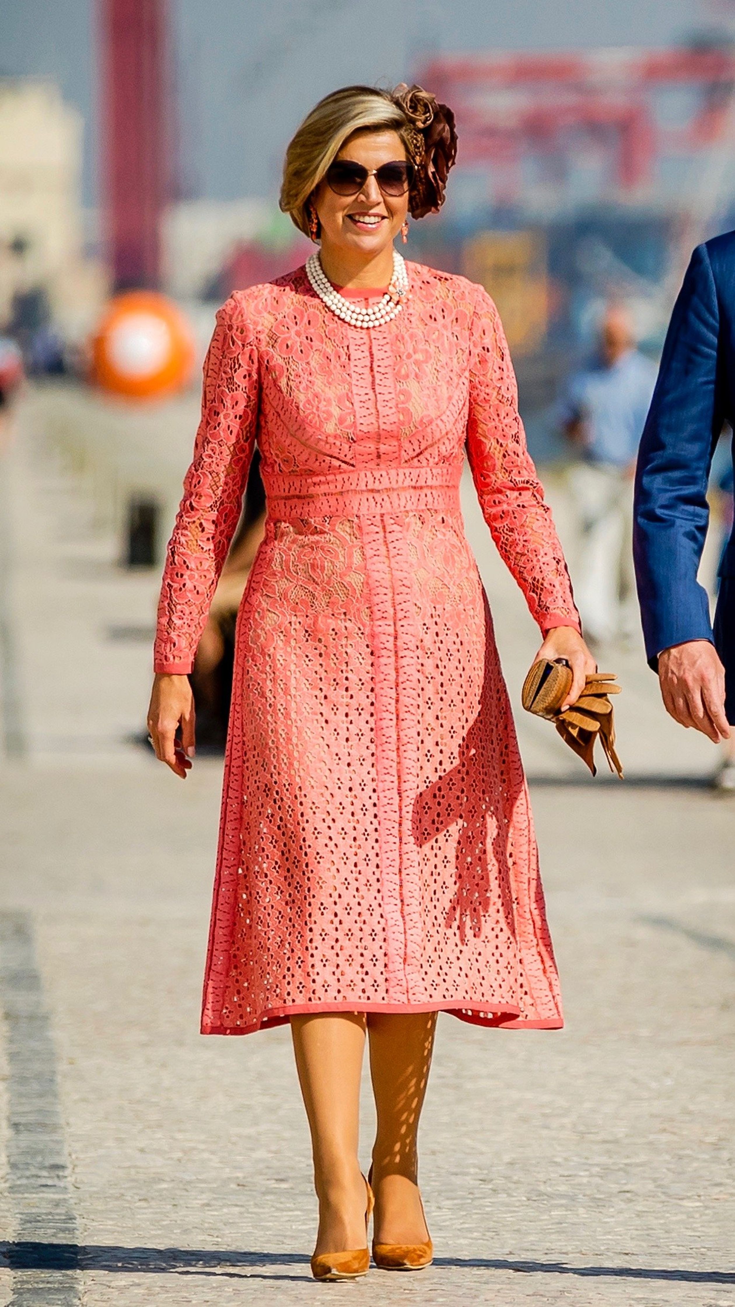 Leuk weetje: Kroonprinses Victoria van Zweden heeft deze koraalkleurige jurk van de Libanese