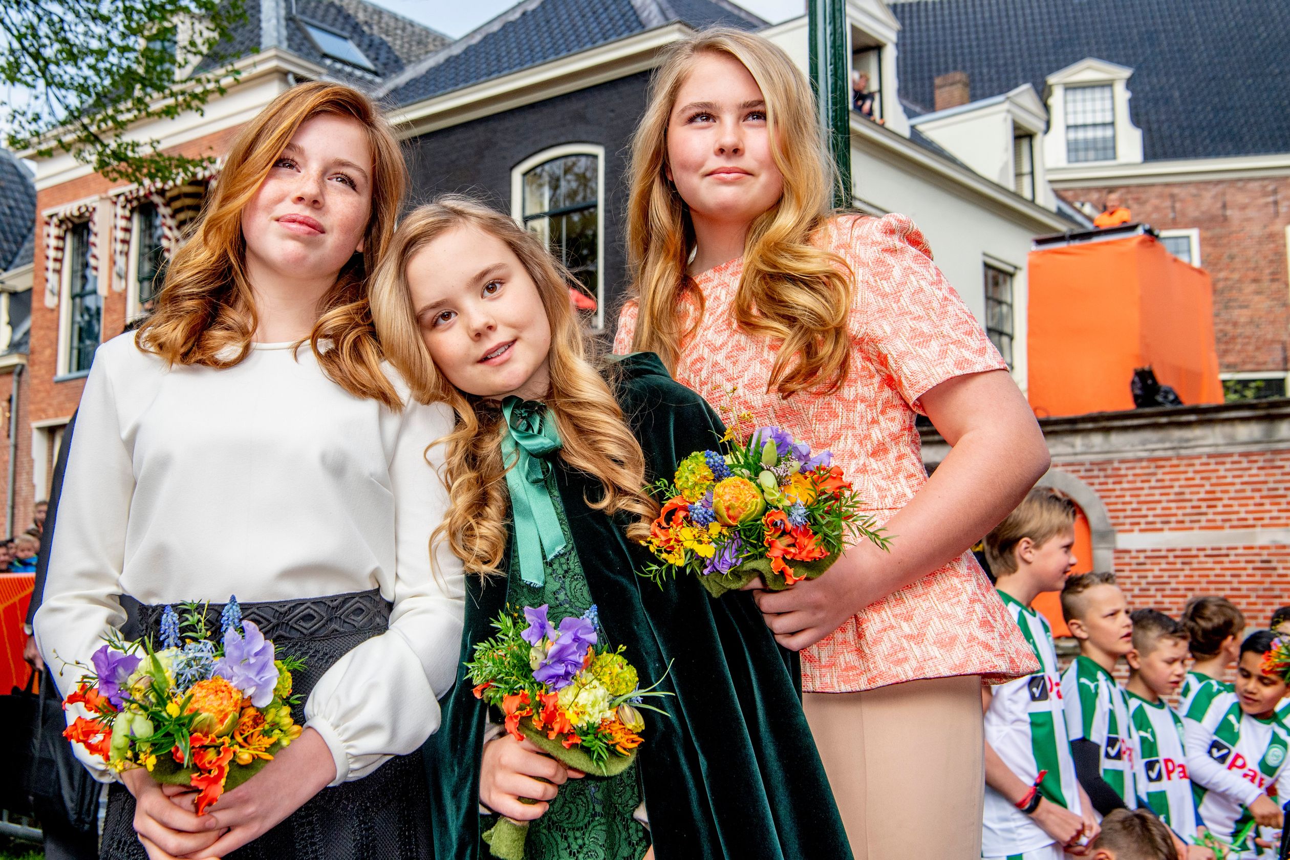 De drie dochters van koning Willem-Alexander en koningin Máxima hebben voor de viering van