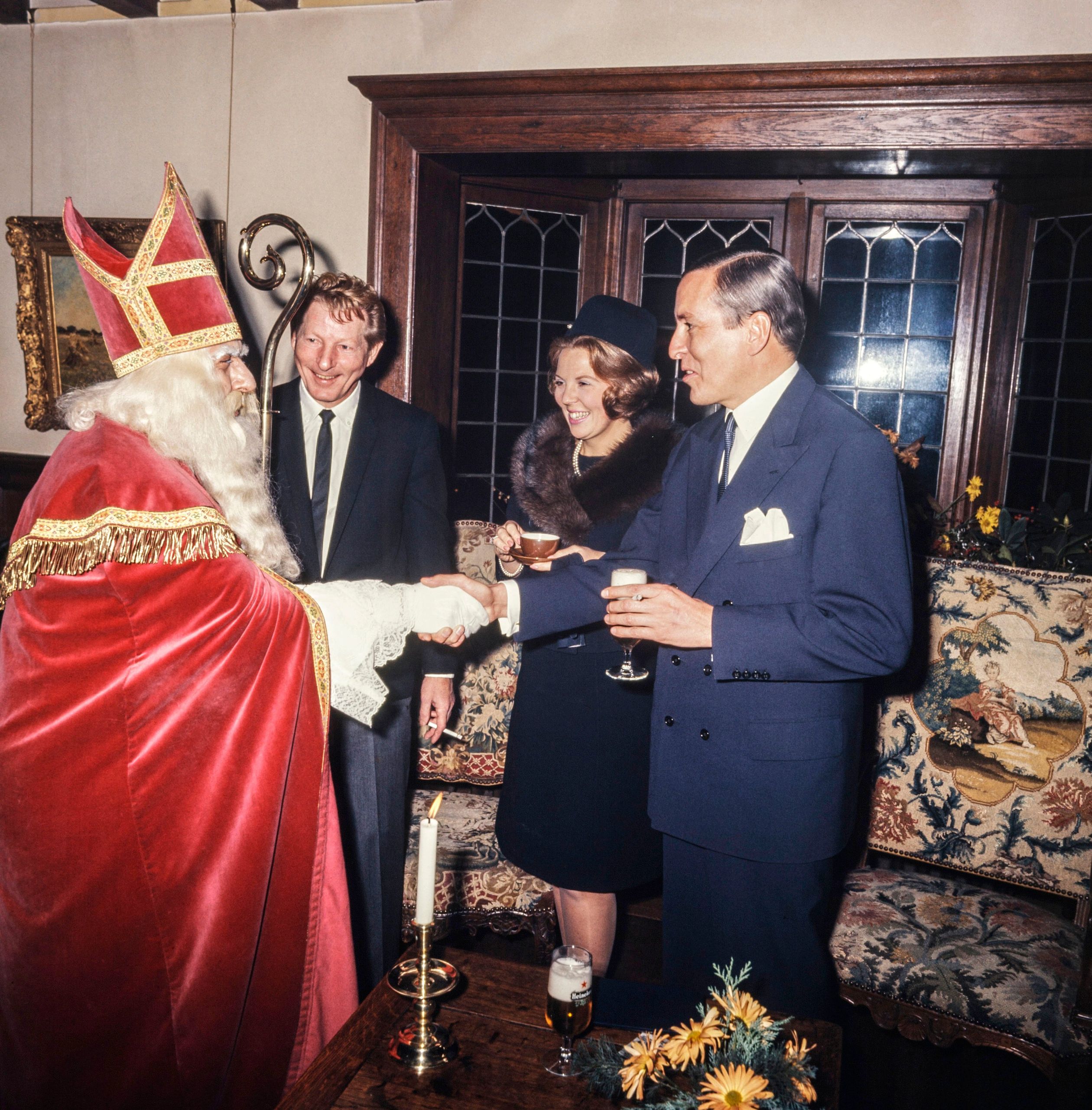 1966. Prinses Beatrix en prins Claus waren in de Singer-concertzaal in Laren aanwezig bij een een benefietavond. Onverwacht kwam ook Sinterklaas nog even op bezoek.