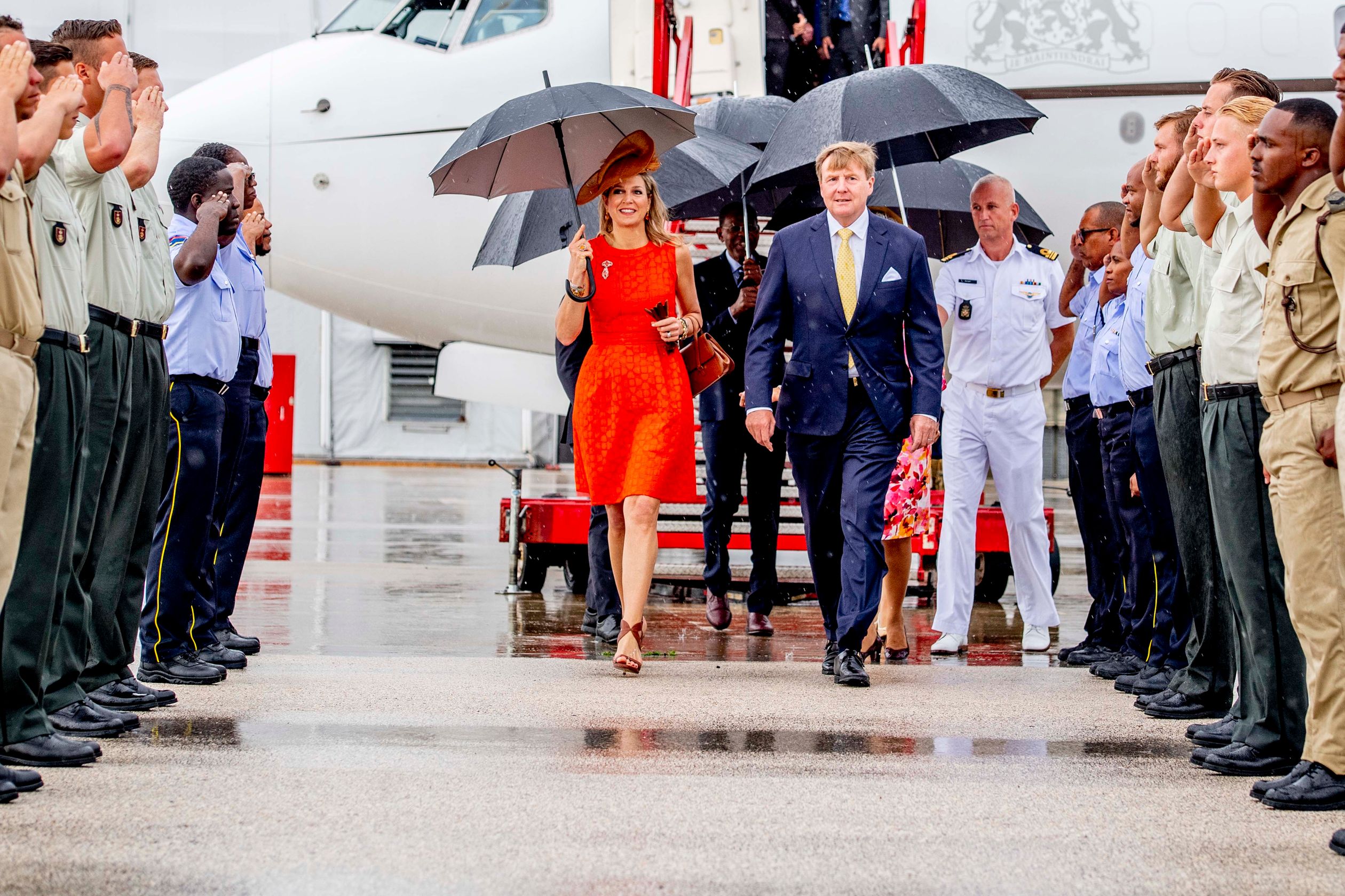 Koning Willem-Alexander en koningin Máxima komen aan op Curaçao.