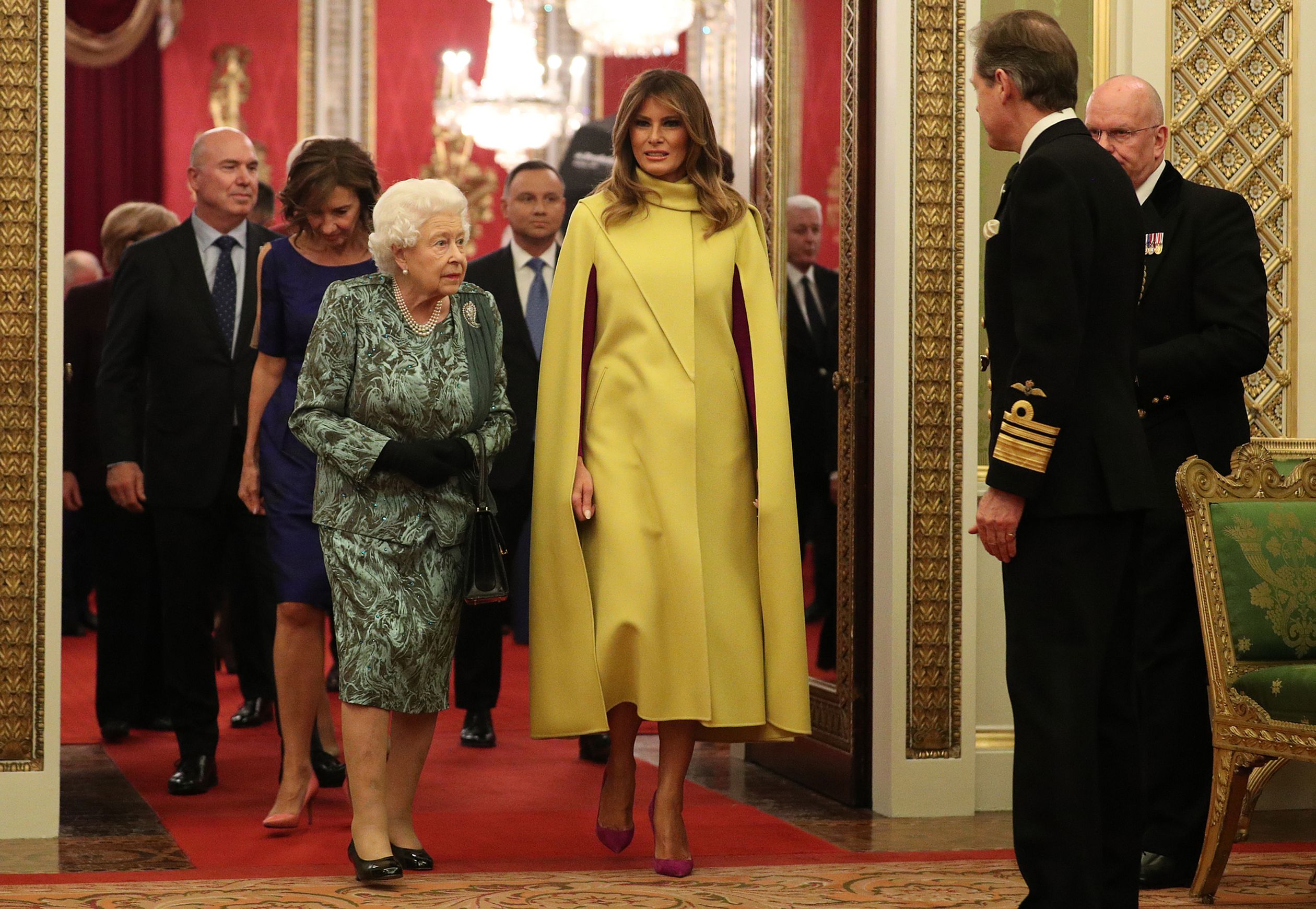 Koningin Elizabeth wordt vergezeld door de Amerikaanse first lady Melania Trump.