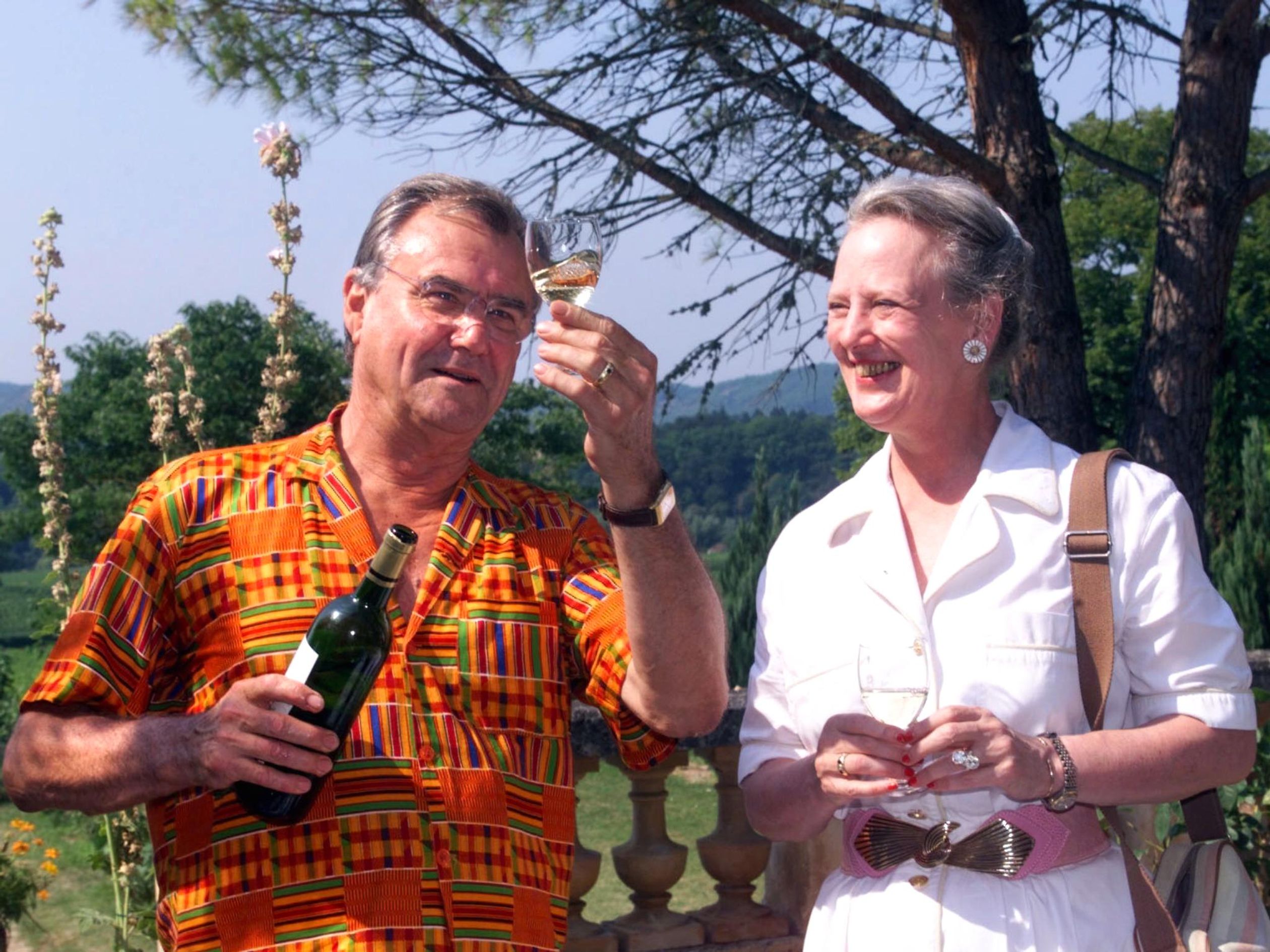 Cheers! Margrethe houdt wel van een drankje. Hier drinkt ze er een met haar man Henrik in Frankrijk.