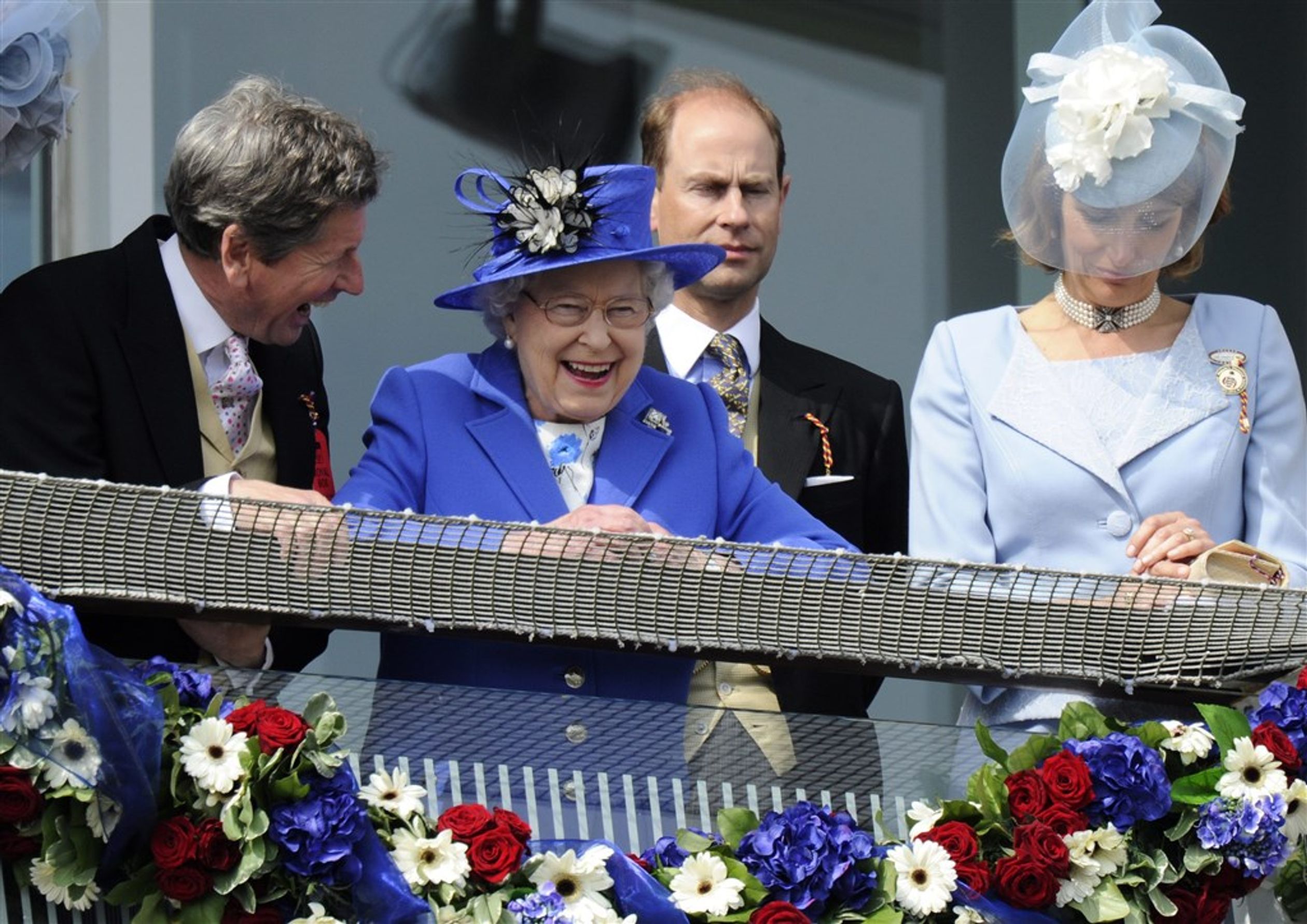 Tijdens een Derby-bijeenkomst in 2012 op de renbaan van Epsom, nabij Londen, lacht The Queen met