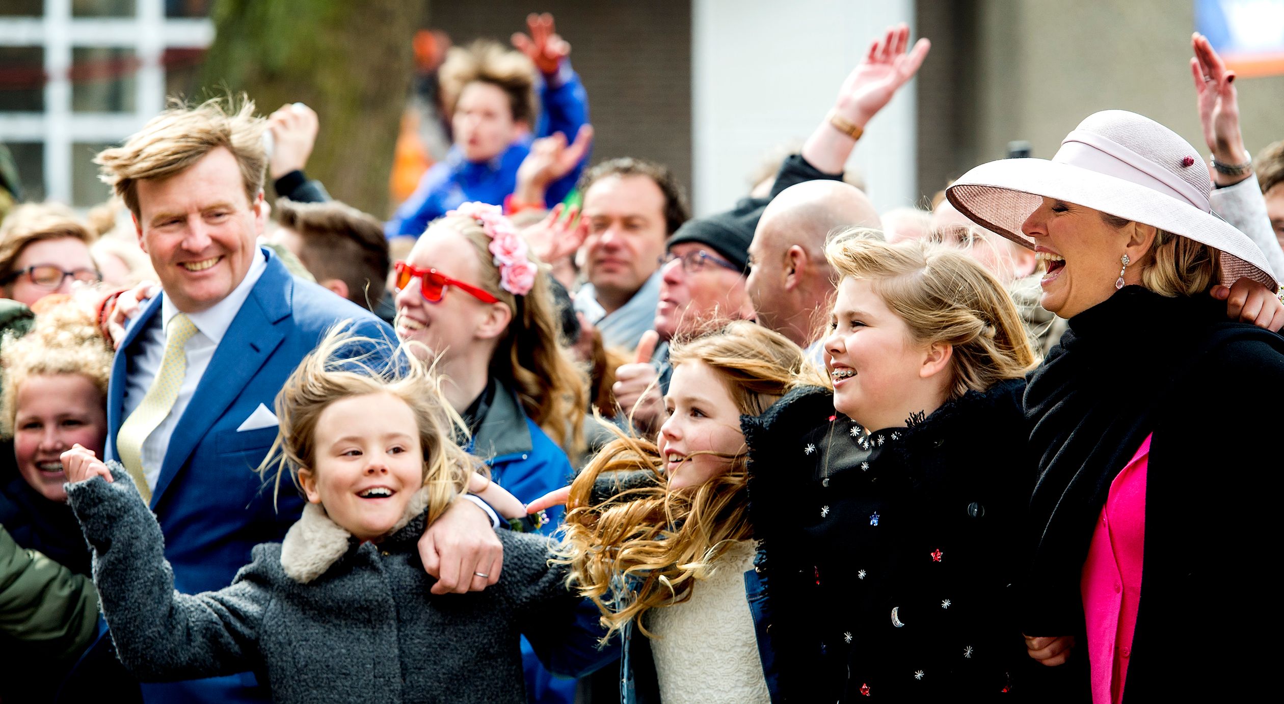 Willem-Alexander en zijn gezin dansen tijdens het slotfeest op het Broerenkerkplein tijdens