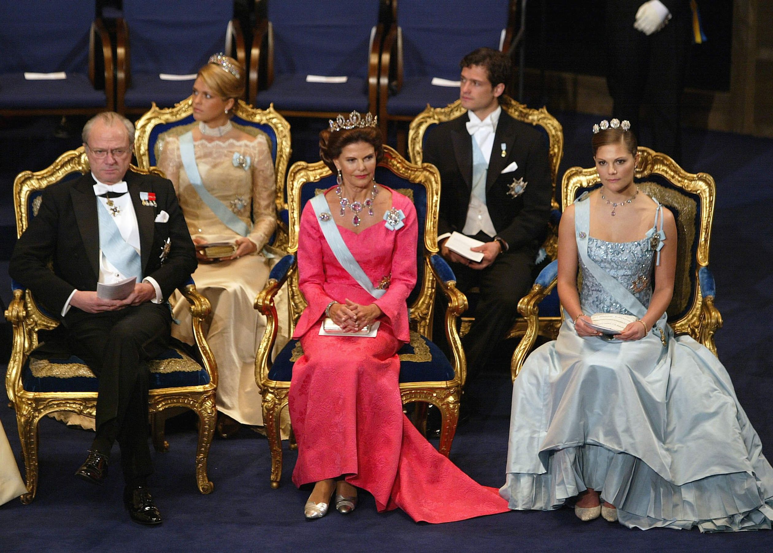 2003: Silvia draagt de diamanten Connaught-tiara,  Victoria de vier-knoppen tiara en Madeleine