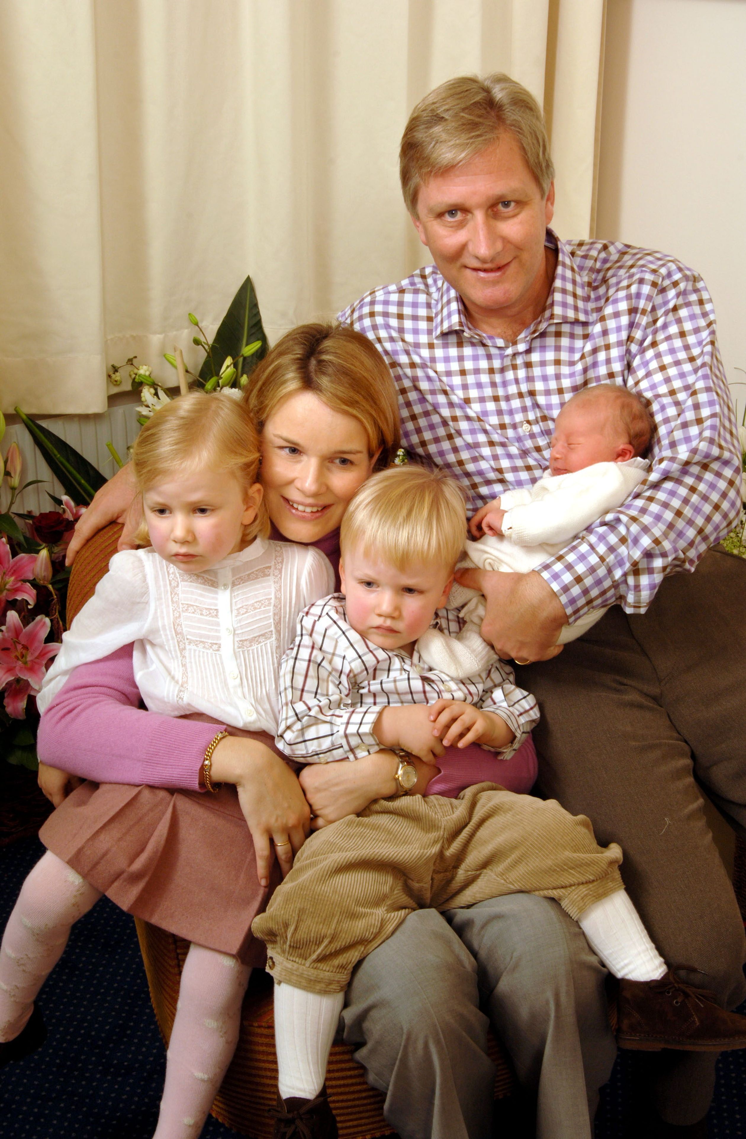 Filip en Mathilde met hun drie oudste kinderen, prinses Elisabeth, prins Gabriel en de pasgeboren