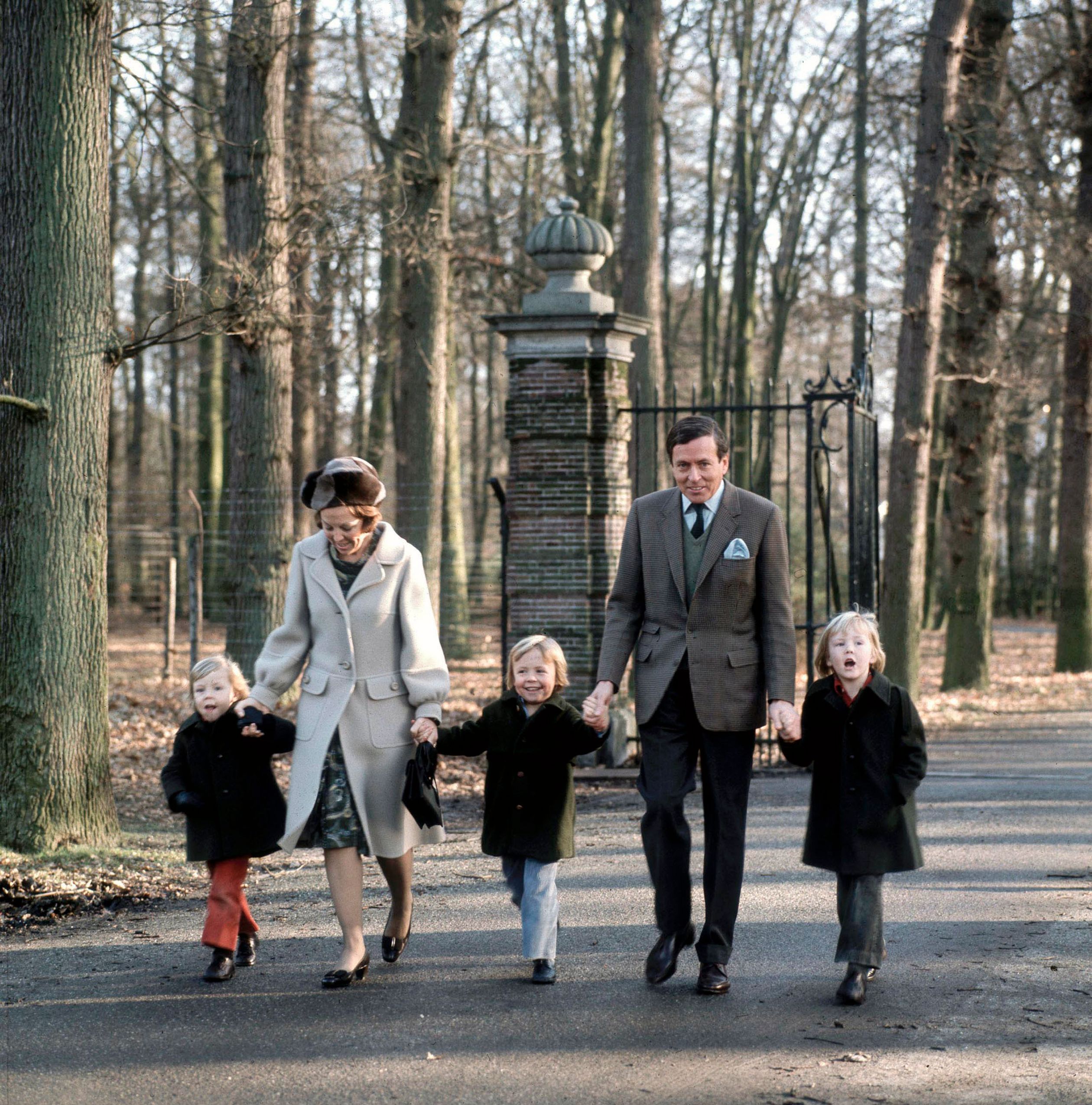 Prins Claus en prinses Beatrix met hun jongens bij kasteel Drakensteyn medio jaren zeventig.