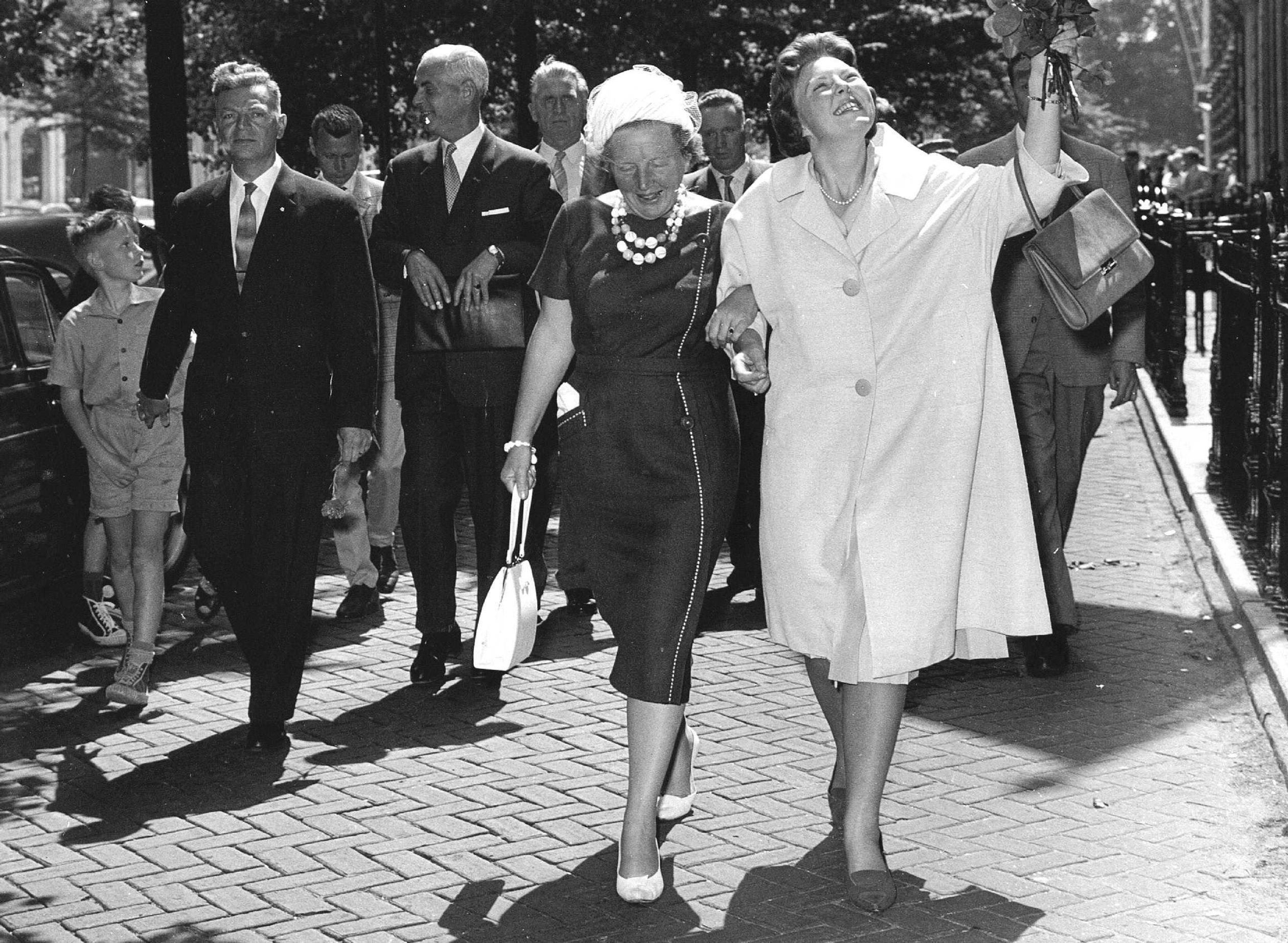 Beatrix viert het behalen van haar doctoraal samen met haar moeder Juliana in 1961.