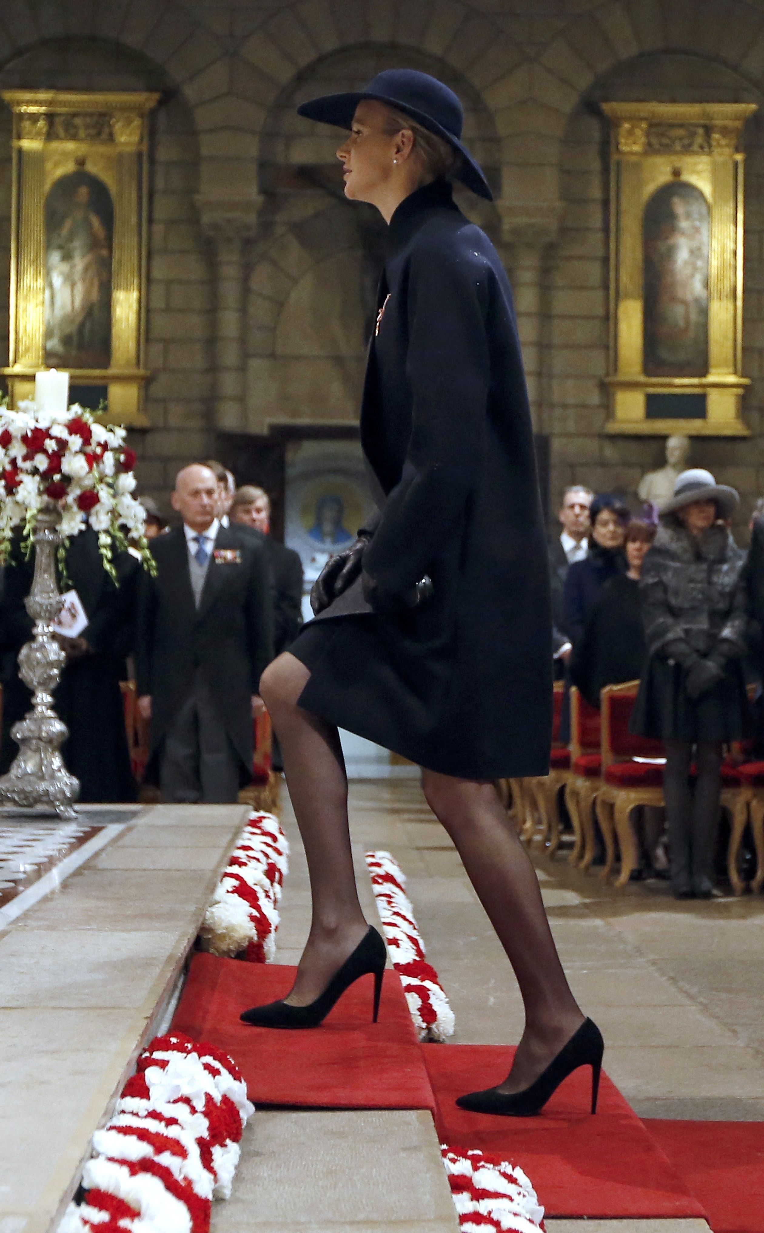 De echtgenote van prins Albert arriveert in de kathedraal van Monaco voor de dankdienst.