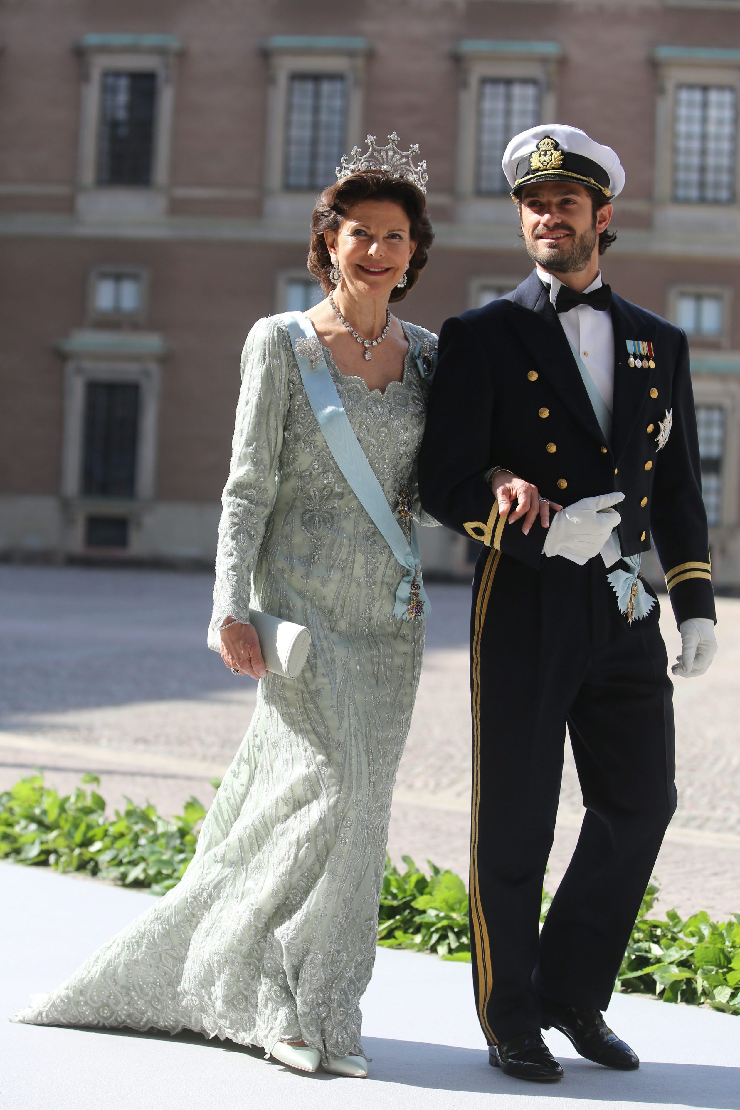 Koningin Silvia aan de arm van haar zoon Carl Philip op de huwelijksdag van prinses Madeleine, 8