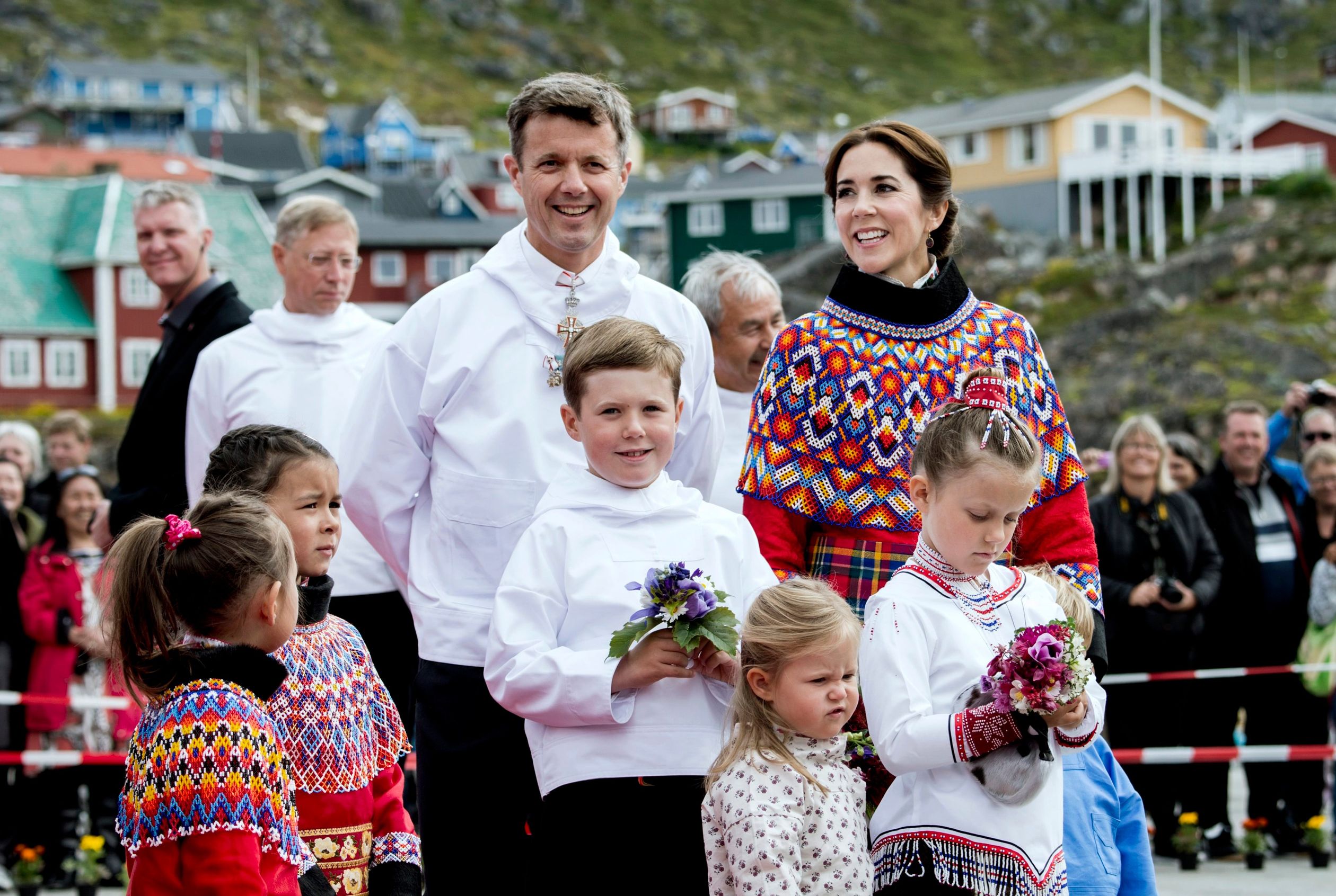 Kroonprinses Mary en kroonprins Frederik trekken hun beste kleurrijke truien aan tijdens hun